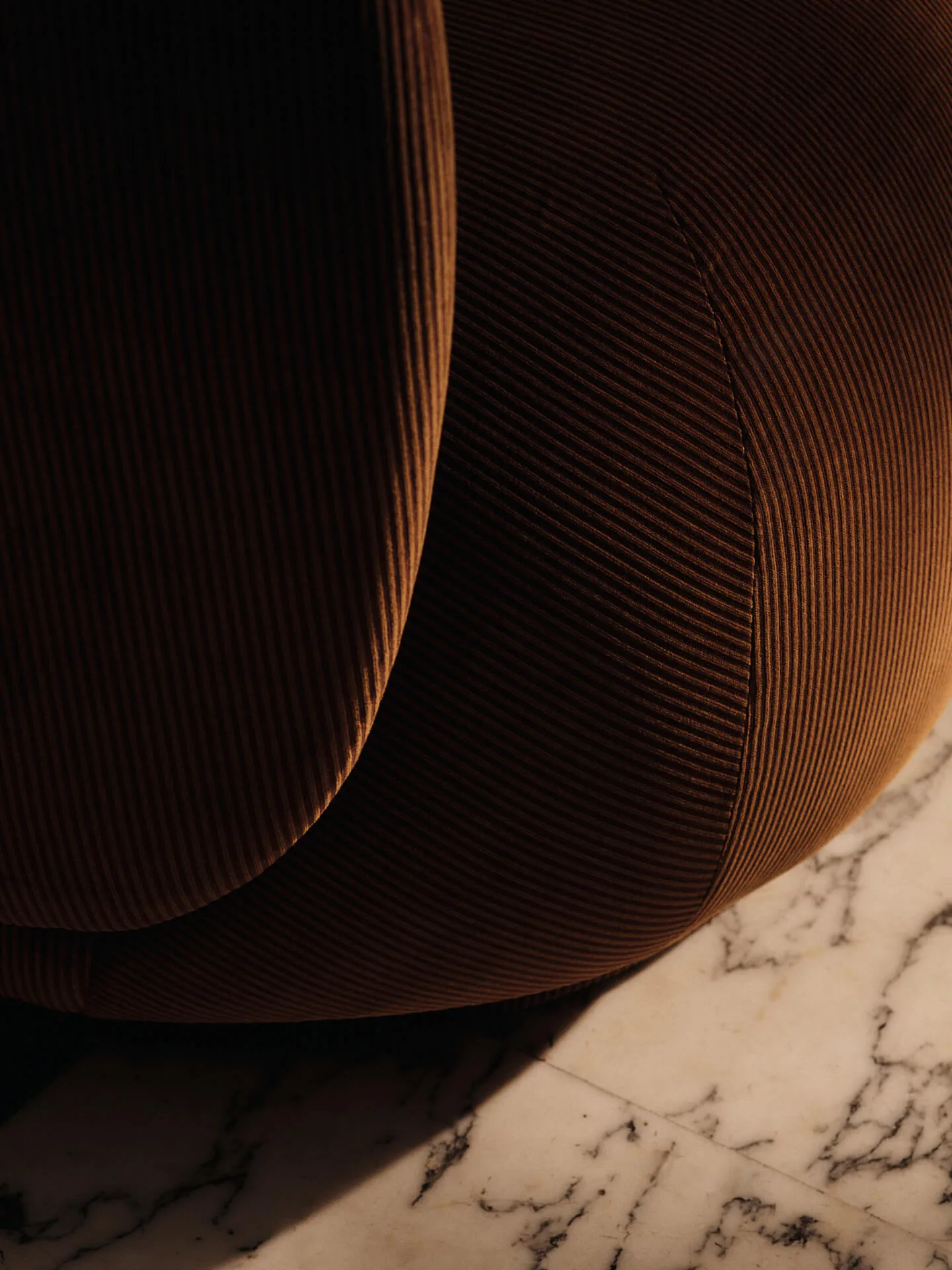 Poltrona lounge Rico swivel, Devoré velvet-Rust Ferm Living