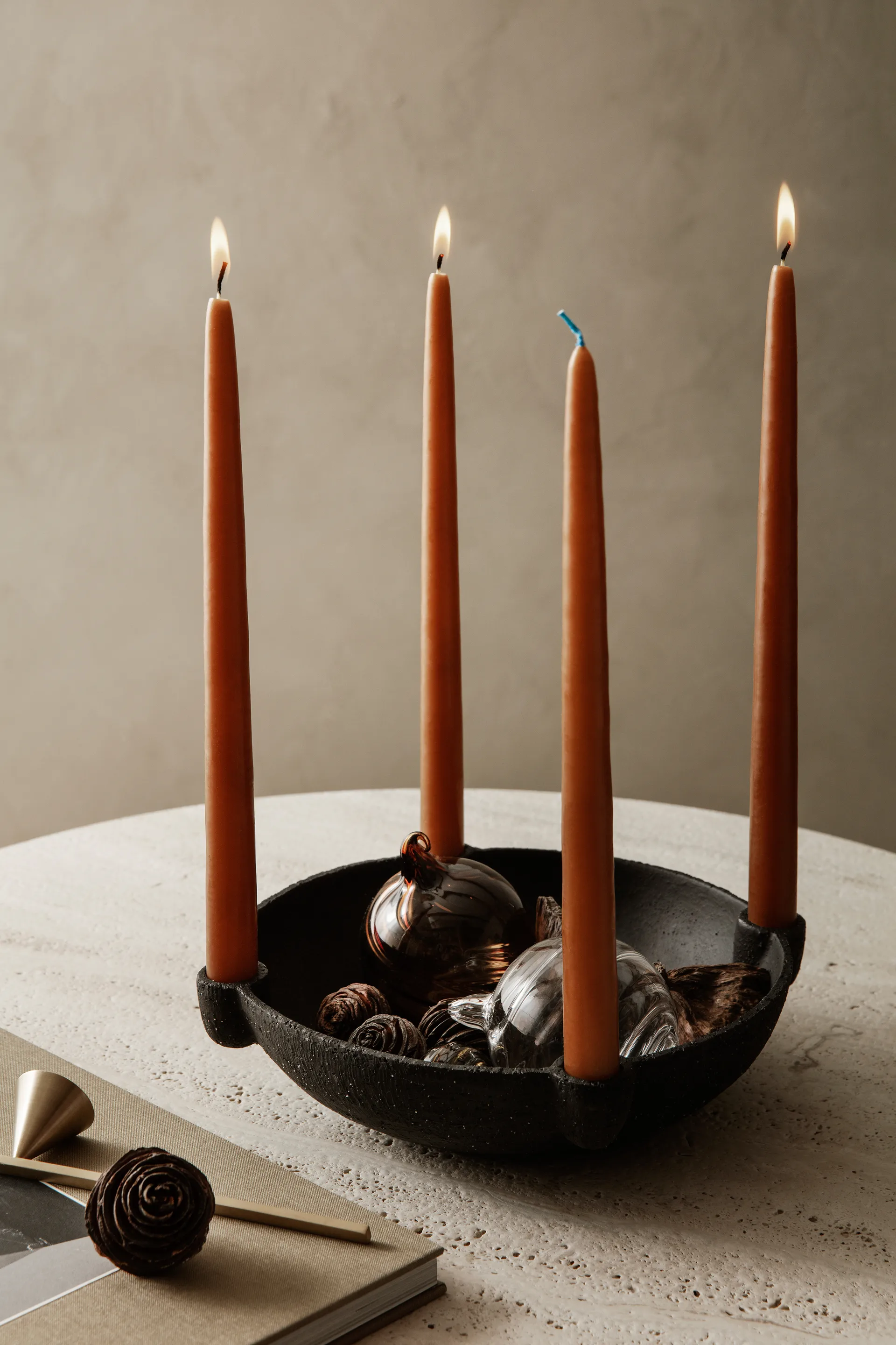 Portacandele dell'Avvento grande<b></b> Bowl in ceramica Ø 27 cm, Grigio scuro Ferm Living