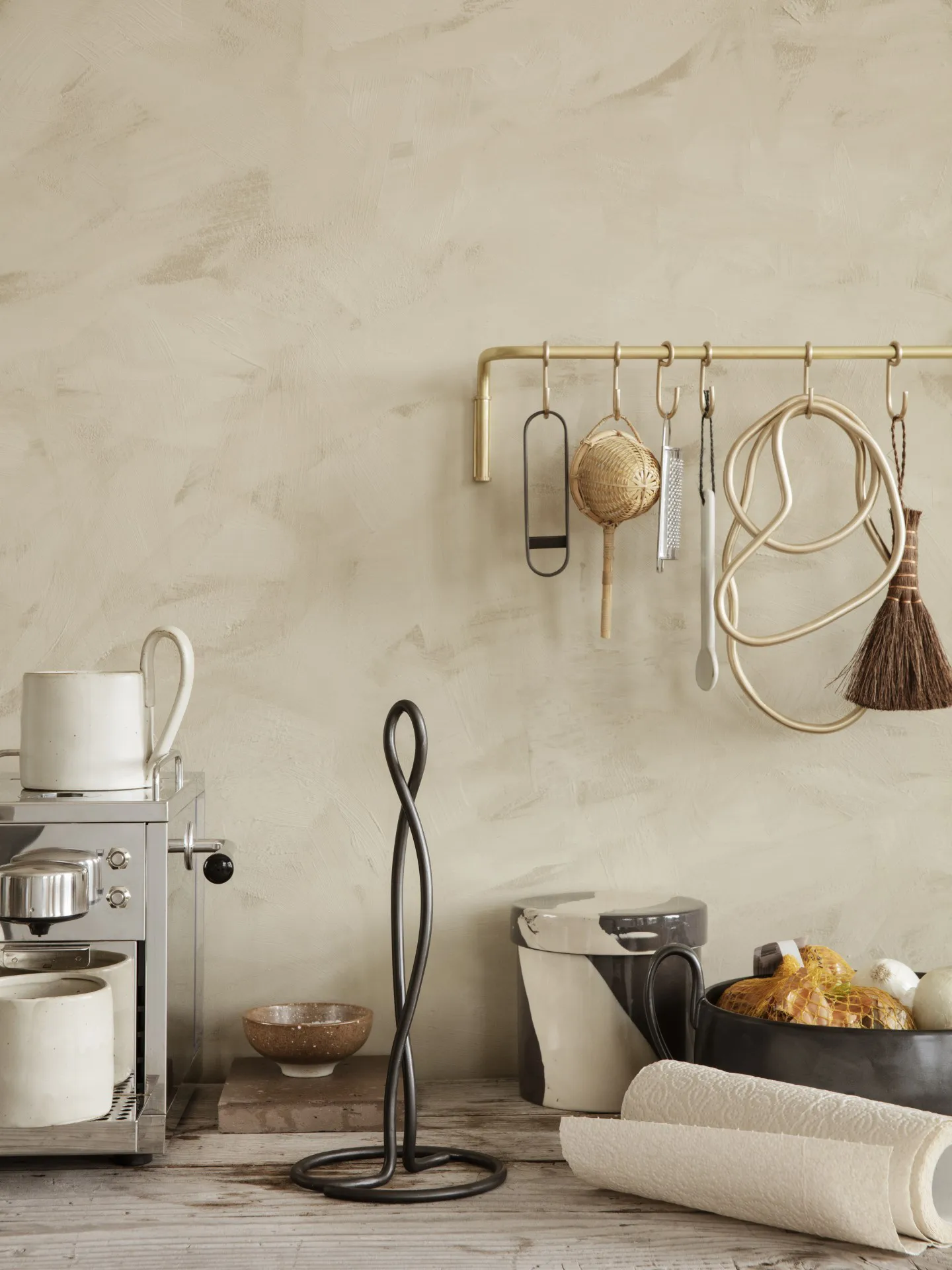 Portarotolo da cucina Curvature, Nero-ottone Ferm Living
