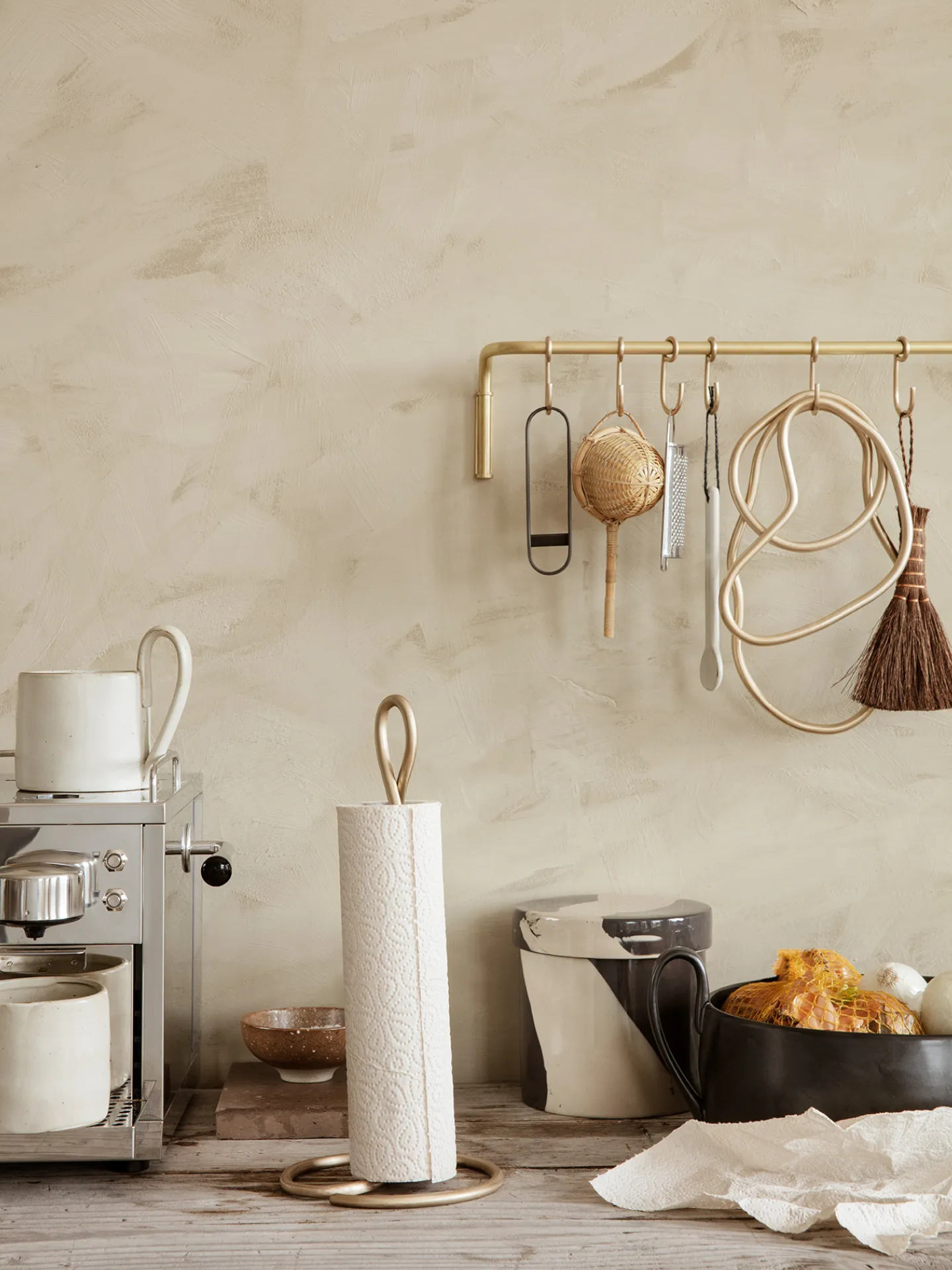 Portarotolo da cucina Curvature, ottone Ferm Living