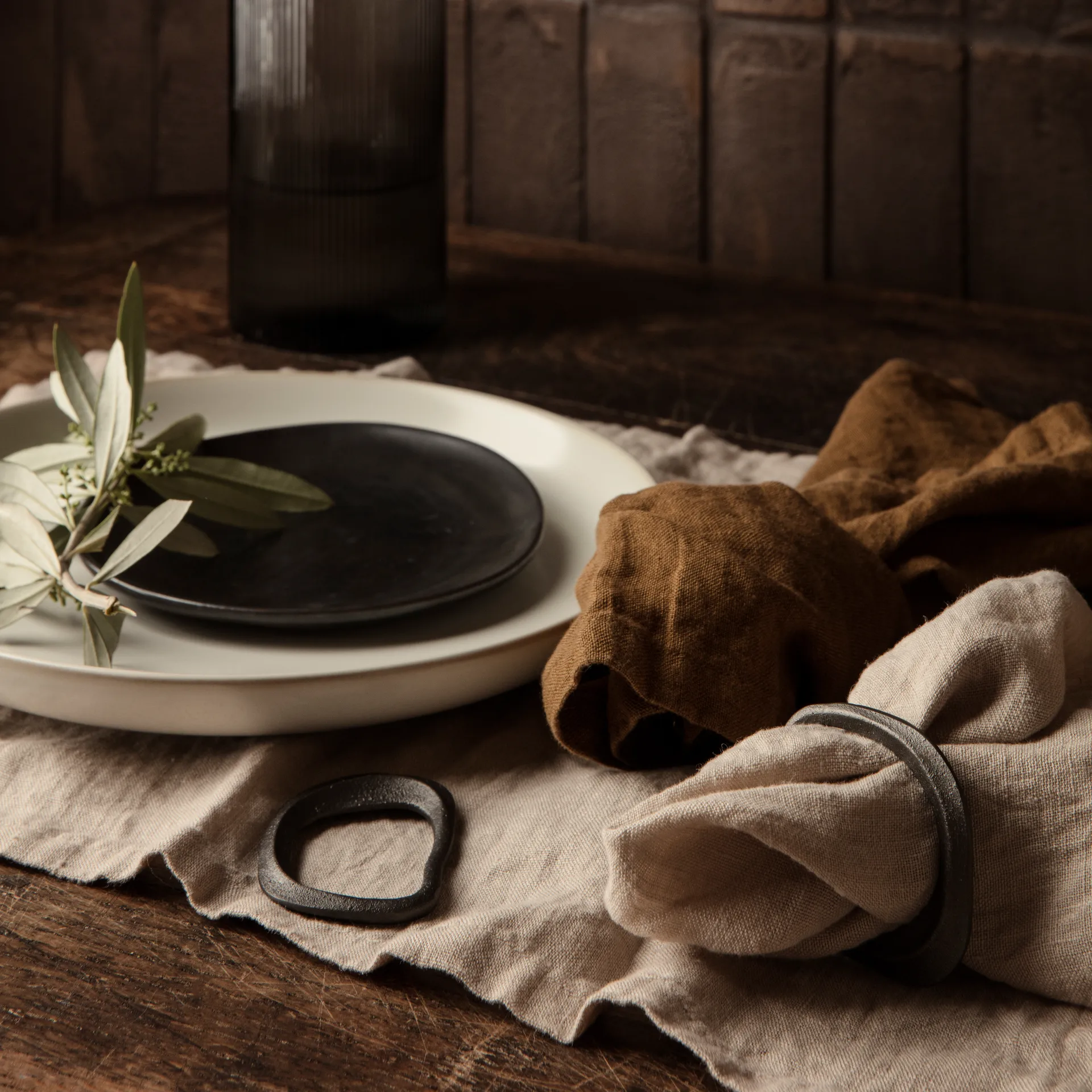 Portatovagliolo ad anello Flow, in confezione da 4, ottone nero Ferm Living