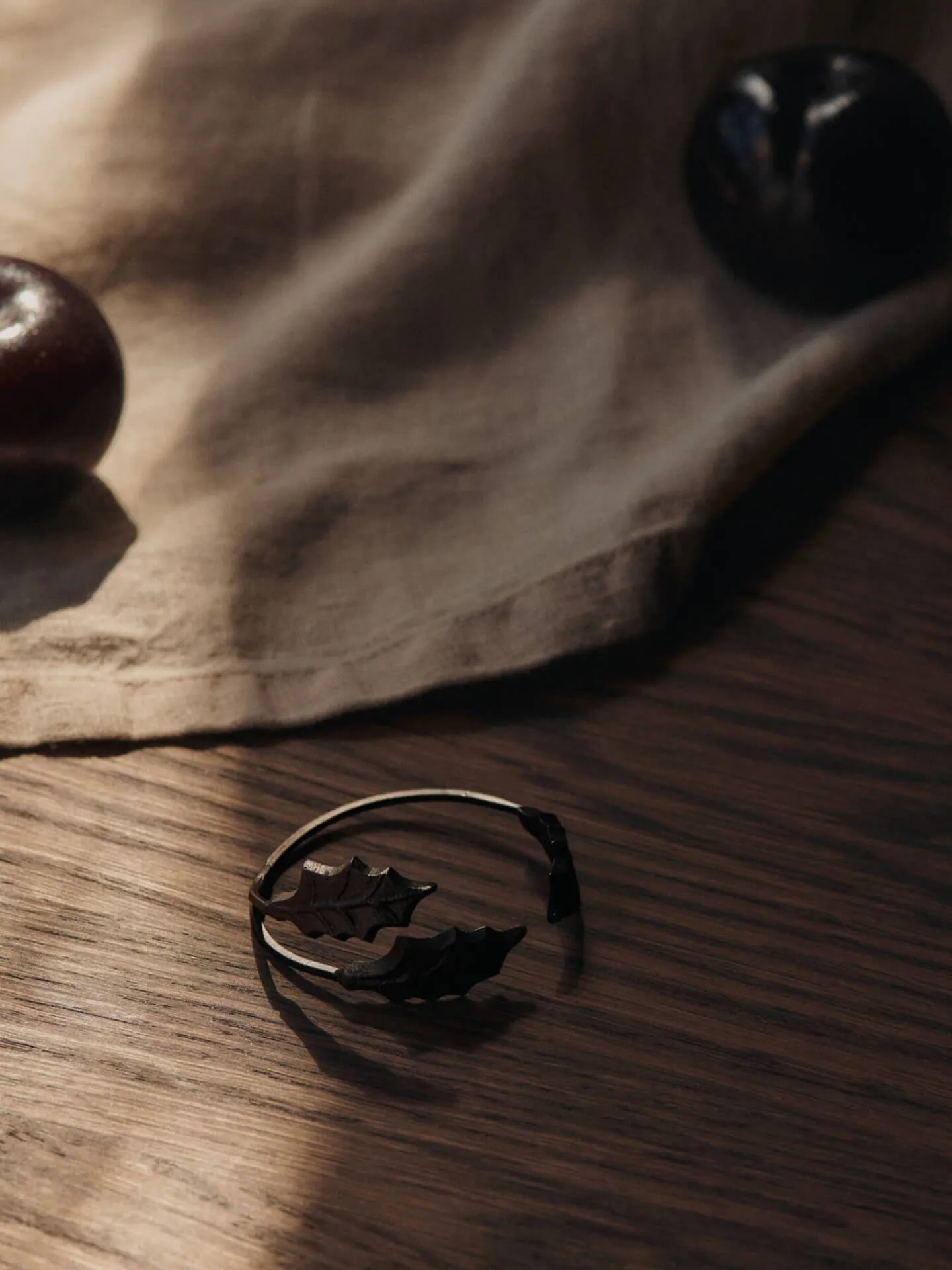 Portatovagliolo Holly leaf Ø5,3 cm confezione da 4 pezzi, Ottone nero Ferm Living