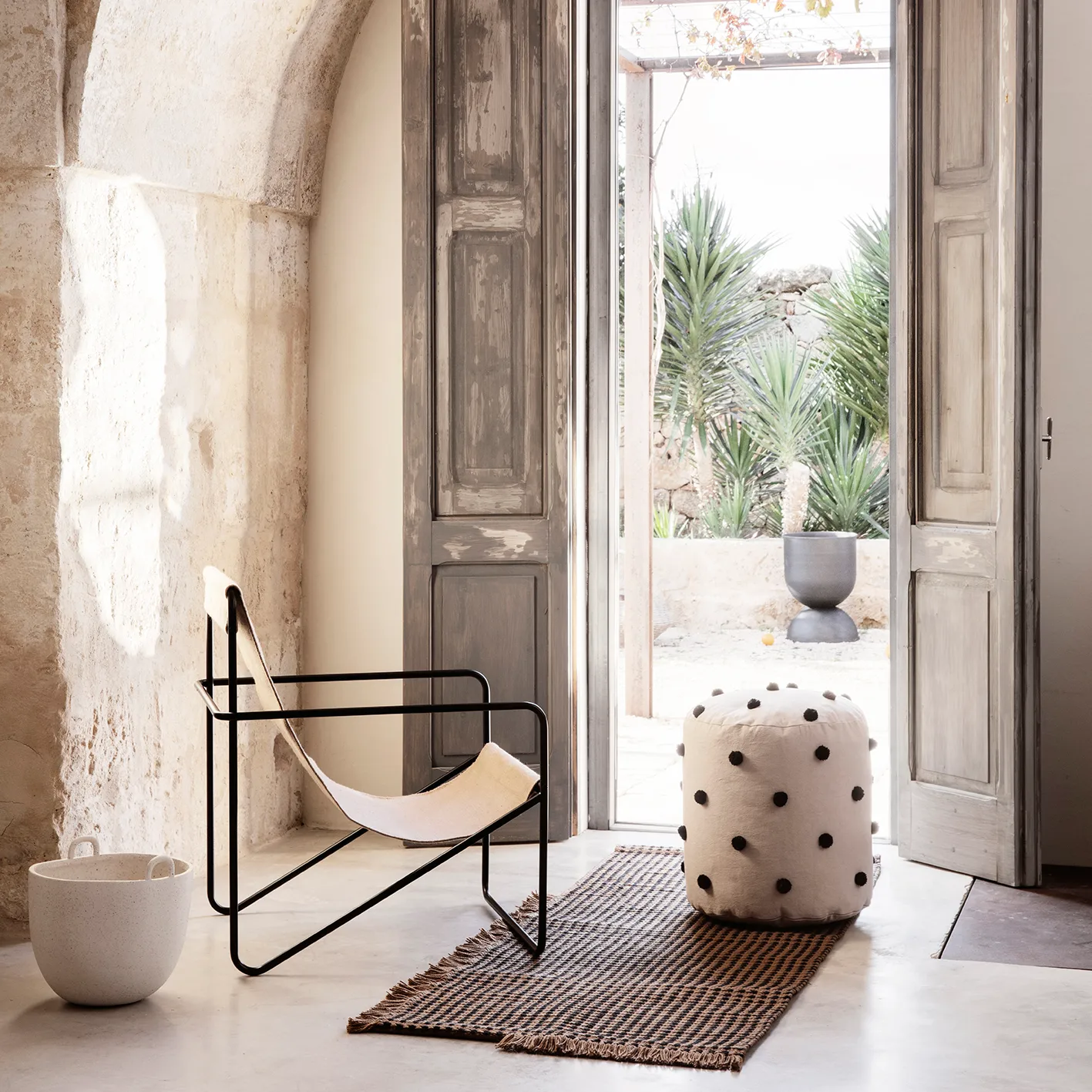 Pouf Dot Ø 39 cm, sand-black Ferm Living