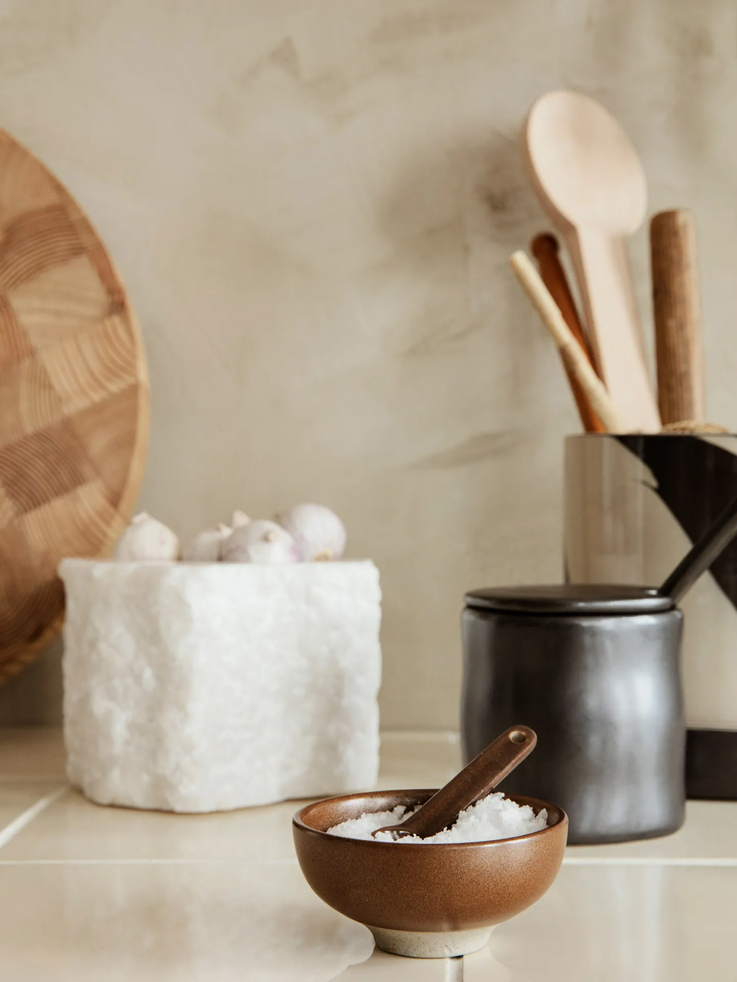 Saliera Petite con cucchiaio 2 pezzi, Chocolate Ferm Living