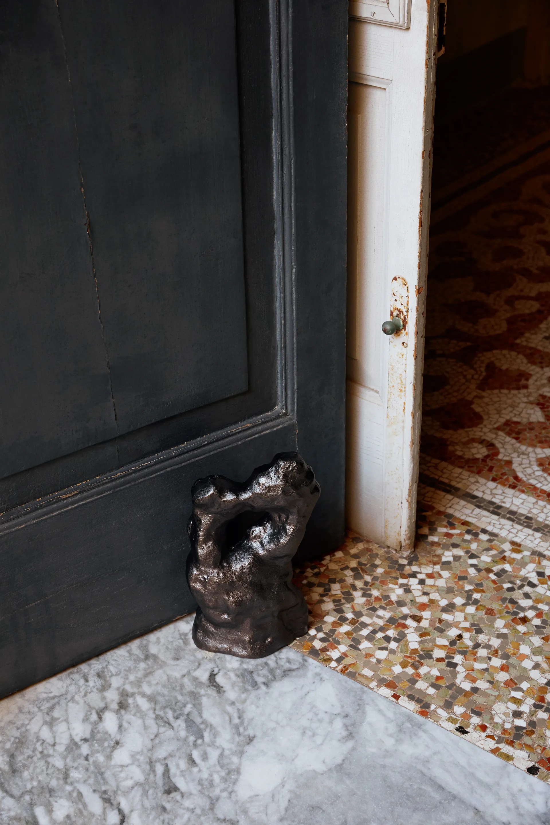 Scultura Grotto, Alluminio Annerito Ferm Living