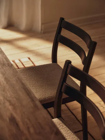 Sedia Boda - Seduta imbottita soft bouclé, faggio tinto scuro-natural - Ferm Living