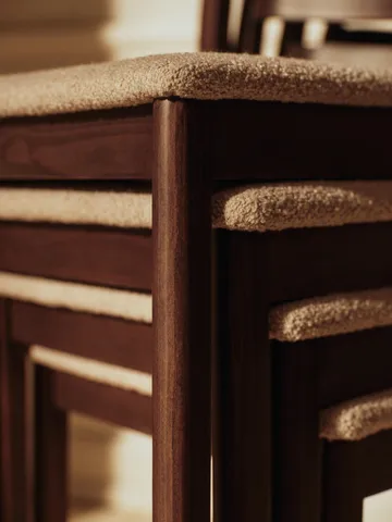 Sedia Boda - Seduta imbottita soft bouclé, faggio tinto scuro-natural - Ferm Living