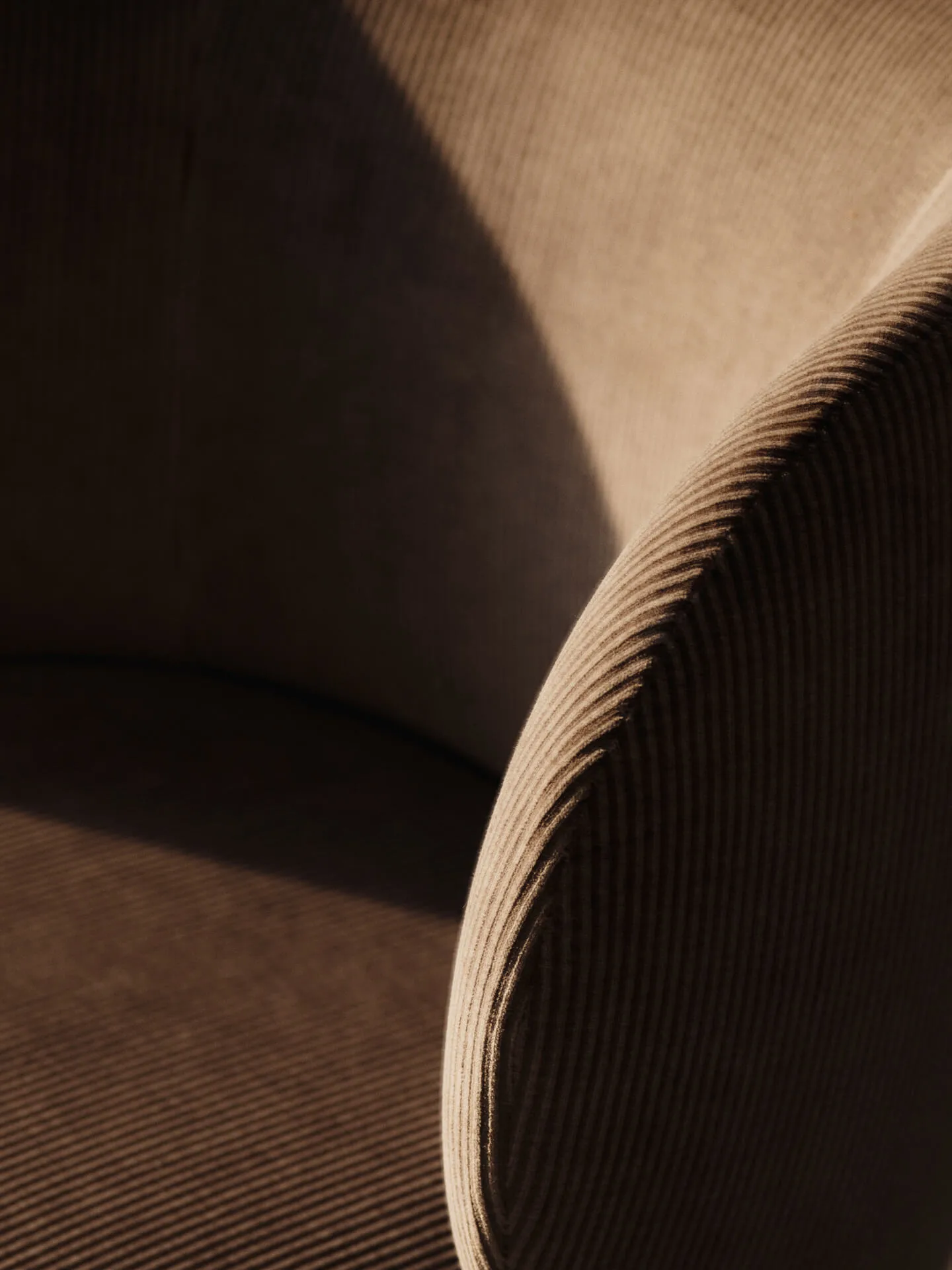 Sedia da pranzo Rico su ruote Devoré Velvet, Flint Grey Ferm Living