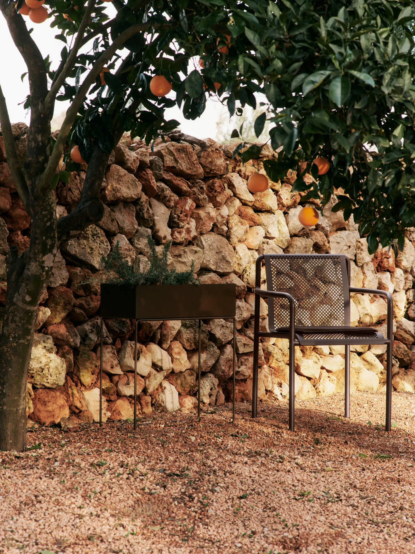 Sedia Dapple con braccioli, Dark Chocolate Ferm Living