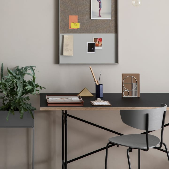 Sedia Herman, Walnut, supporto in acciaio nero Ferm Living