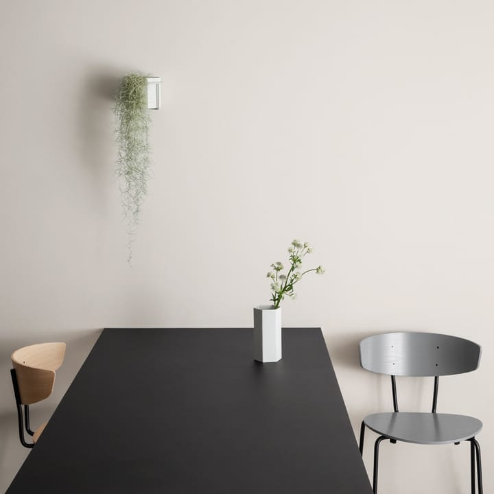 Sedia Herman, Walnut, supporto in acciaio nero Ferm Living