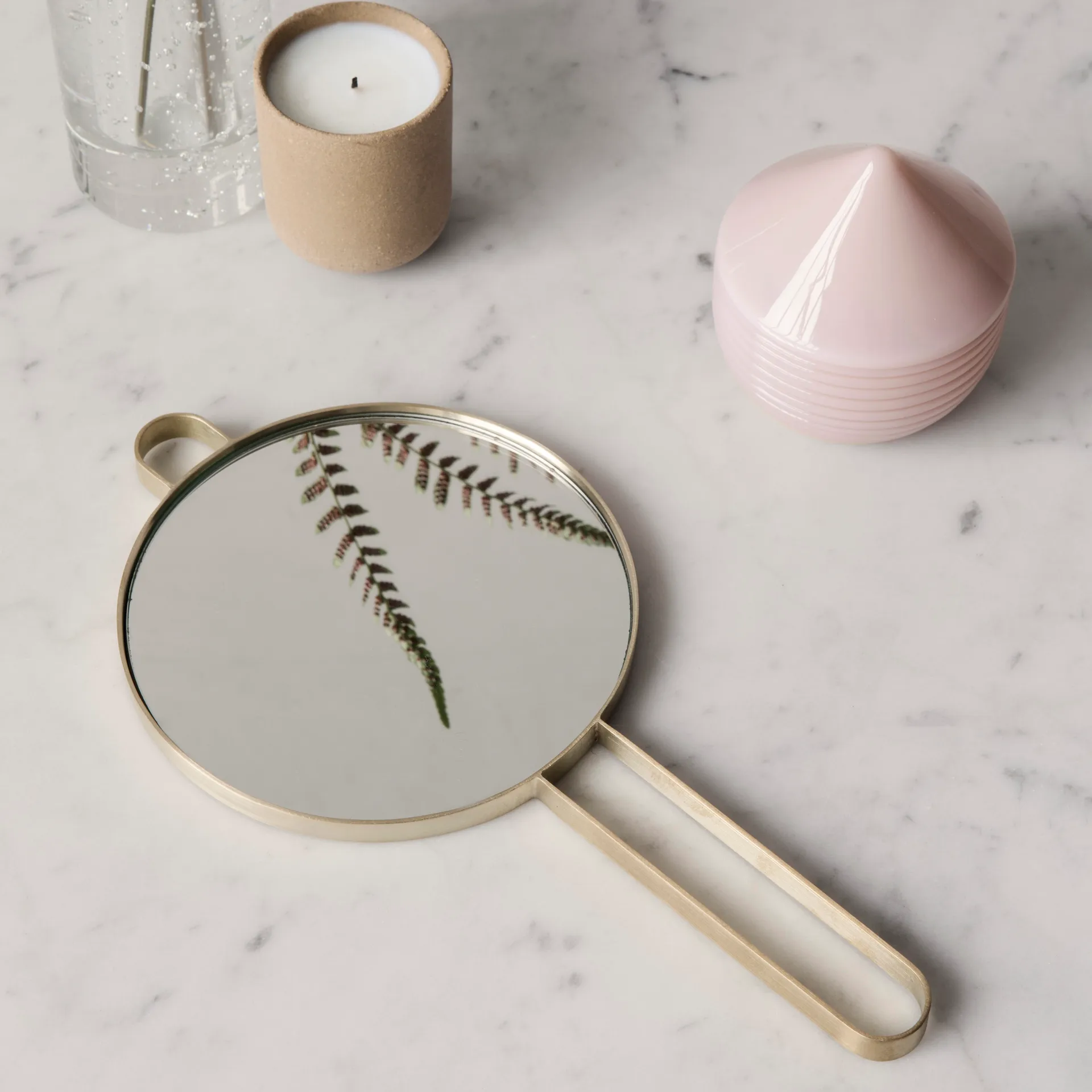 Specchio a mano Poise, ottone Ferm Living