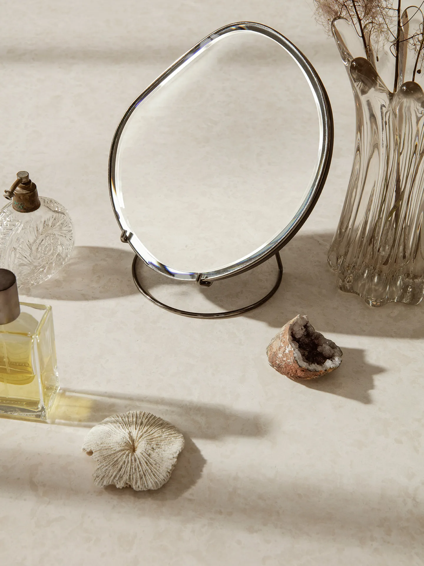 Specchio da tavolo Pond, Dark chrome Ferm Living