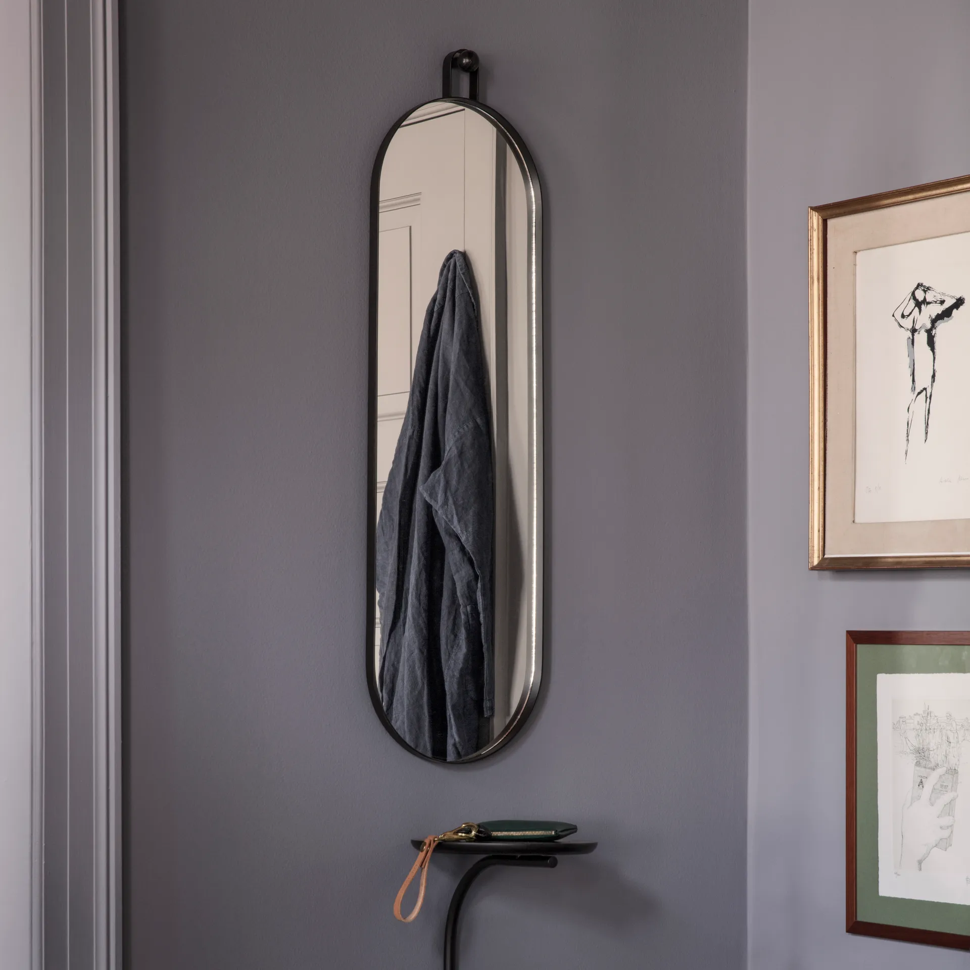 Specchio ovale Poise, nero Ferm Living