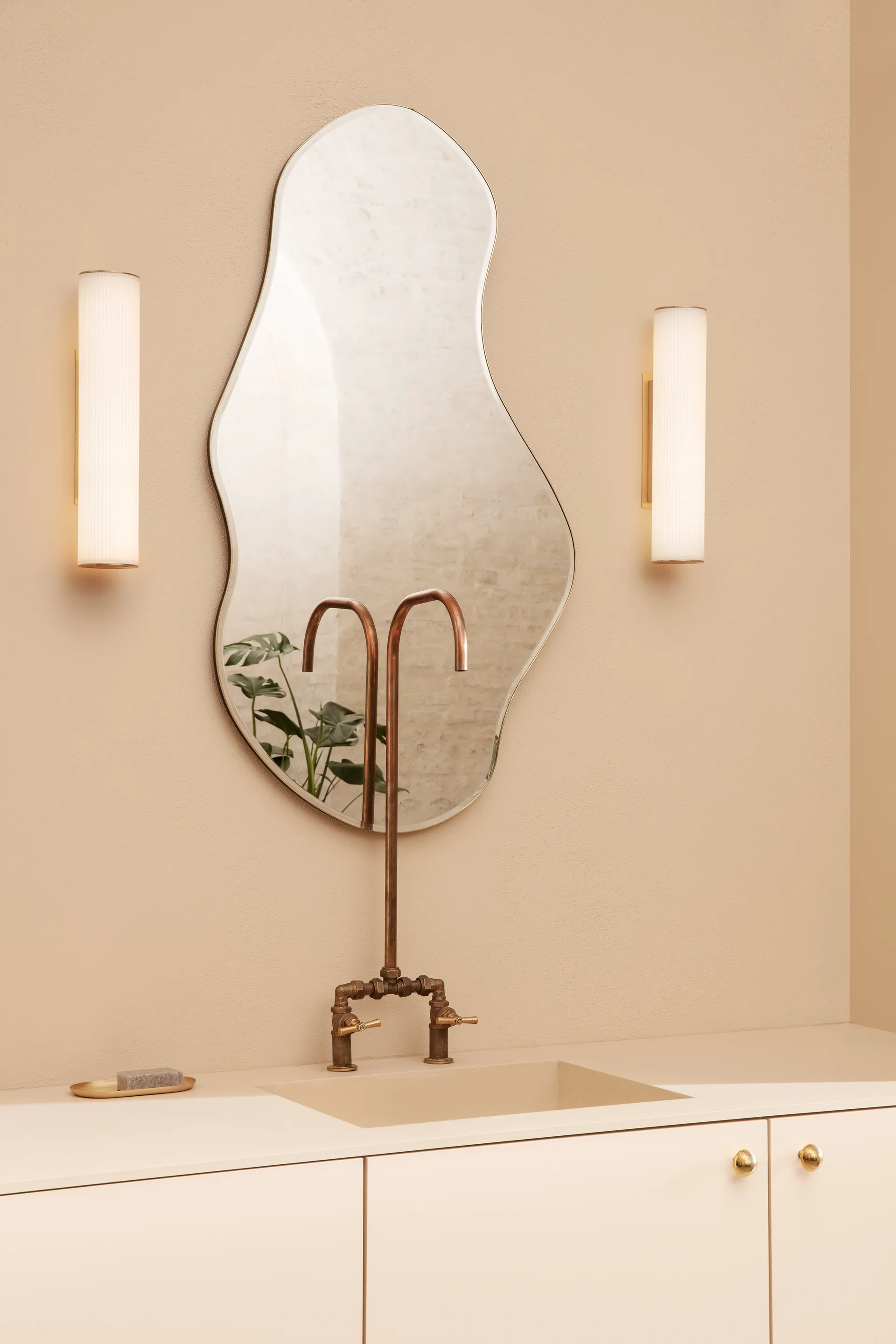 Specchio Pond grande, Dark chrome Ferm Living
