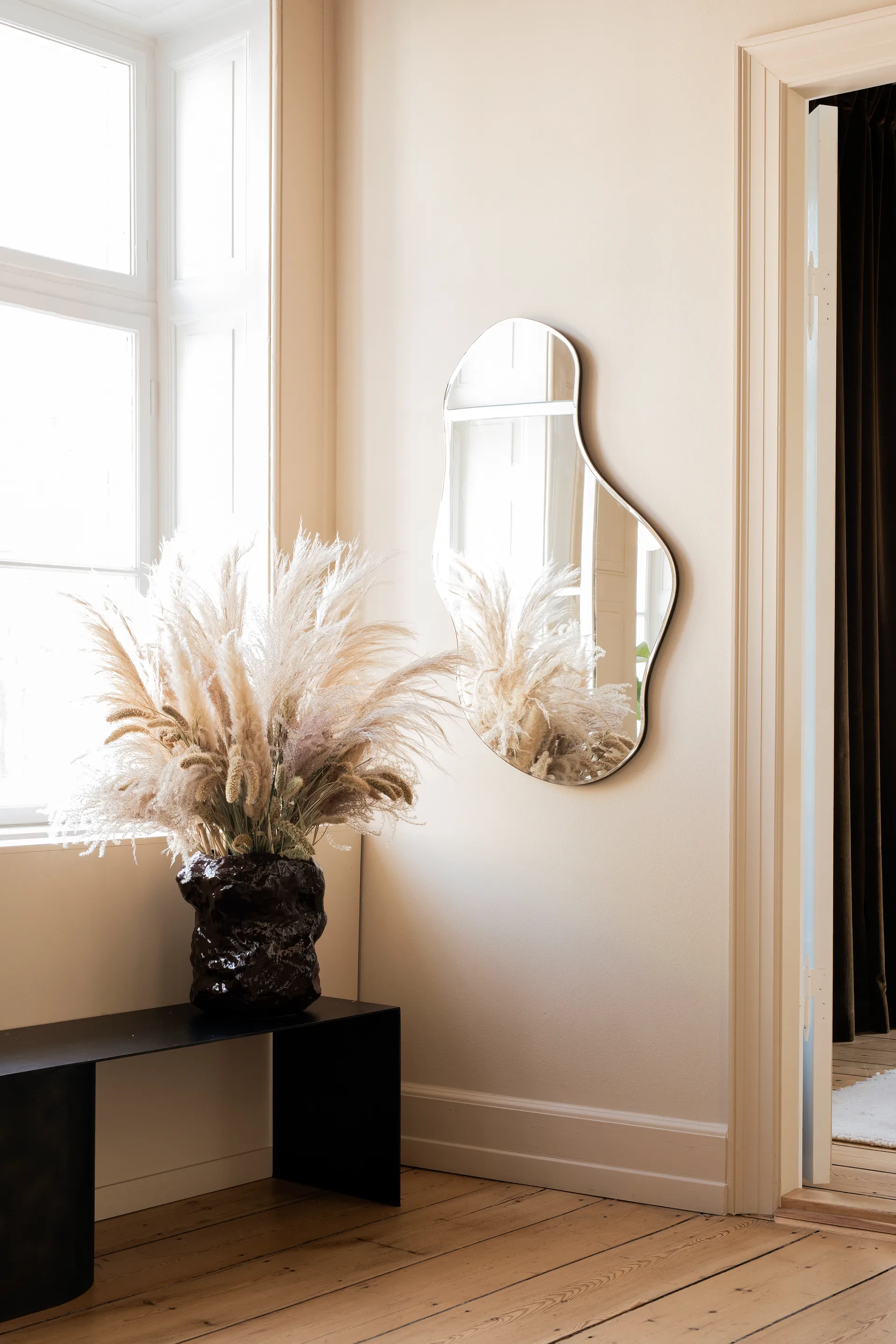 Specchio Pond grande, Dark chrome Ferm Living