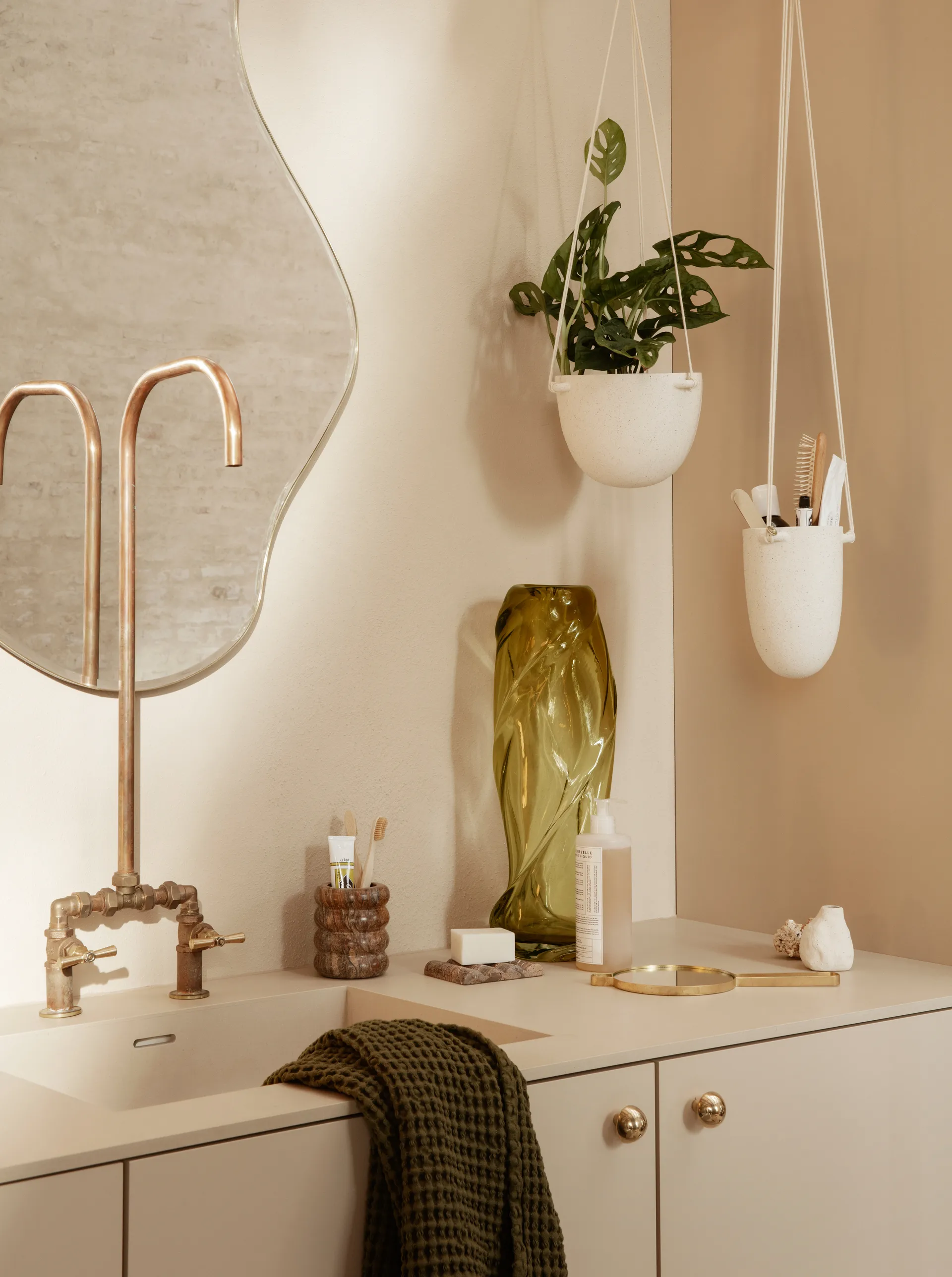 Specchio Pond grande, Ottone Ferm Living