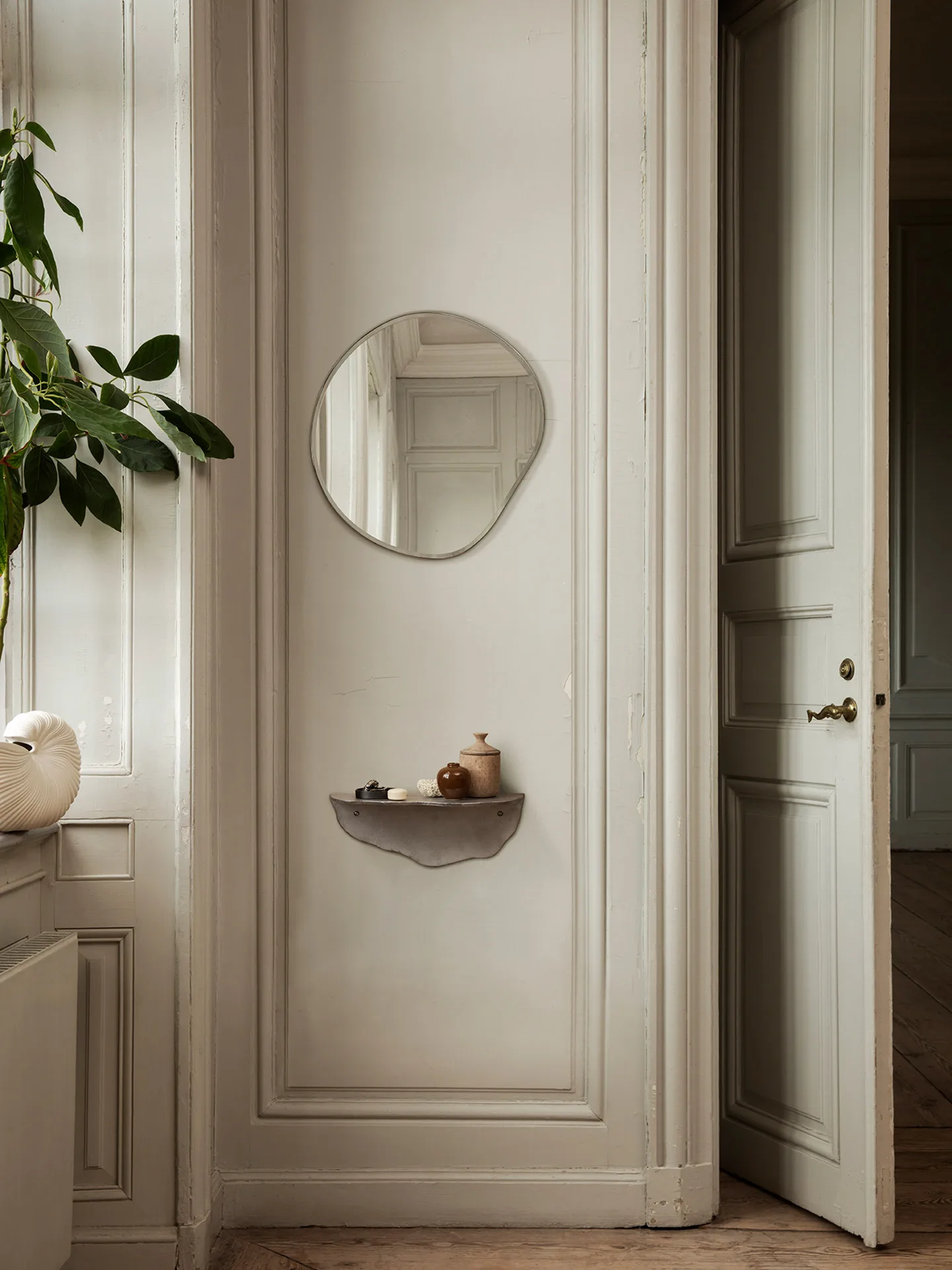 Specchio Pond, Small dark chrome Ferm Living