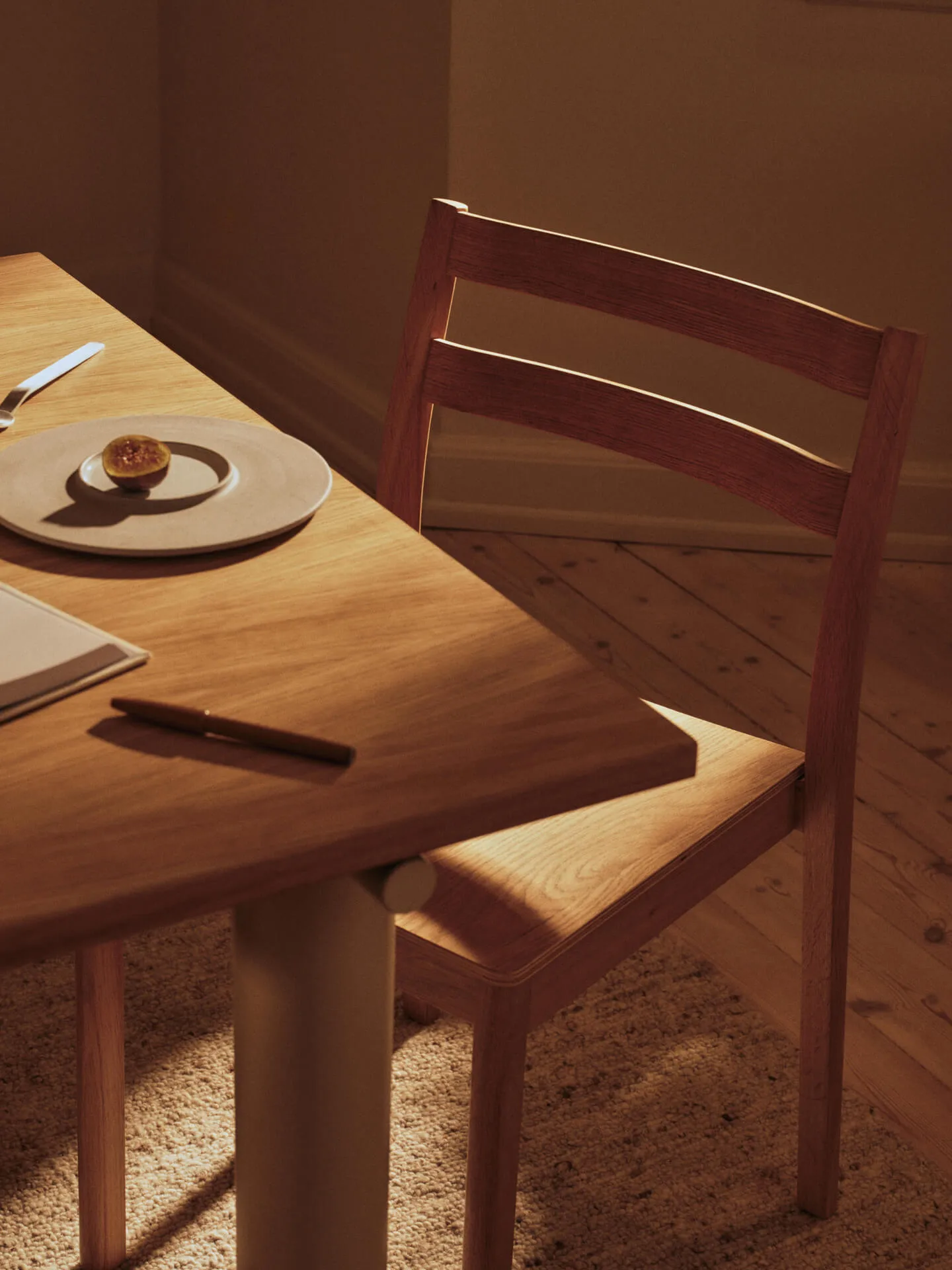 Tavolo da pranzo Atura, Cashmere chiaro impiallacciato in rovere, 90x160 cm Ferm Living