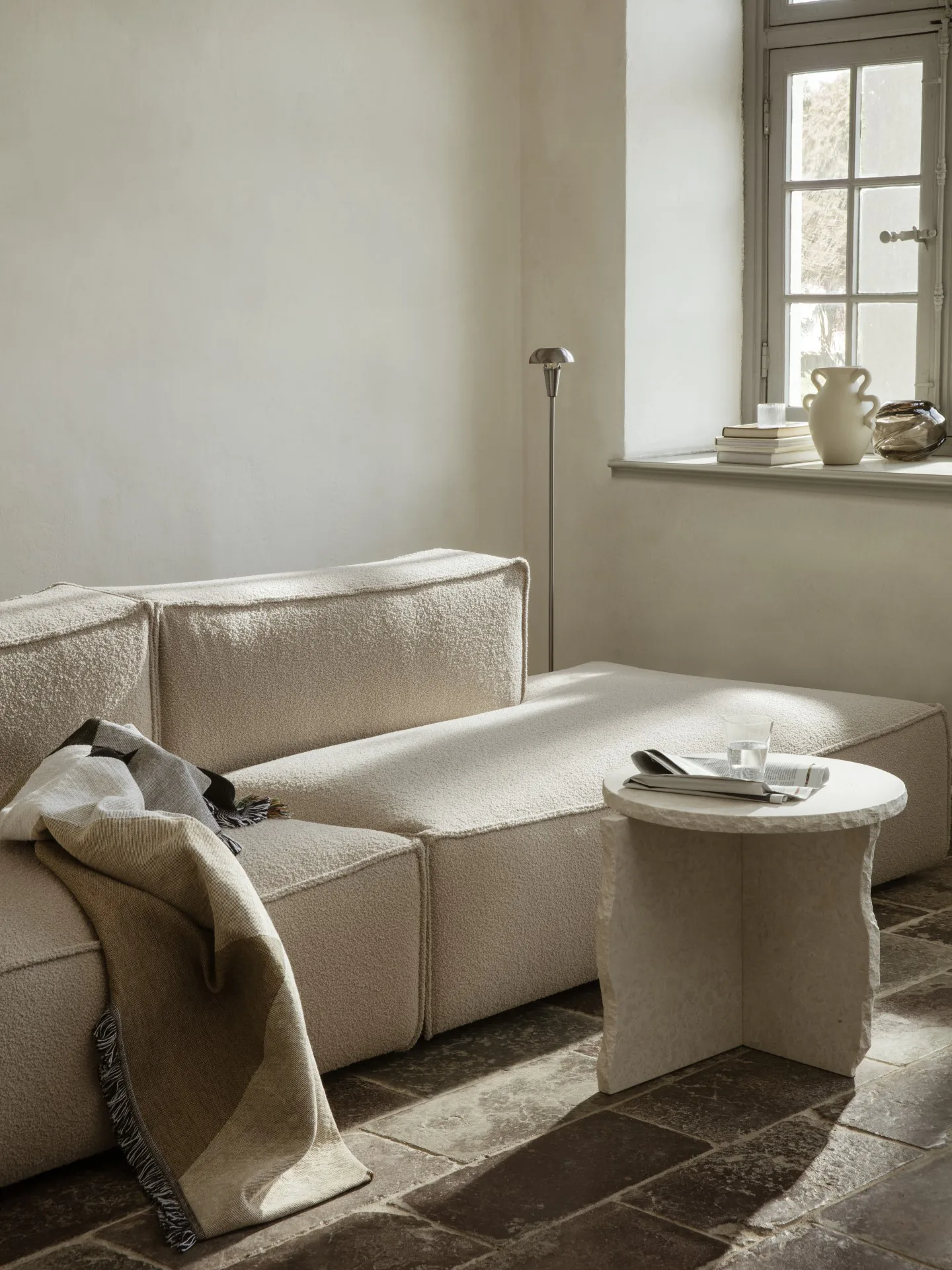 Tavolo Mineral Sculptural Ø 52 cm, Bianco curia Ferm Living