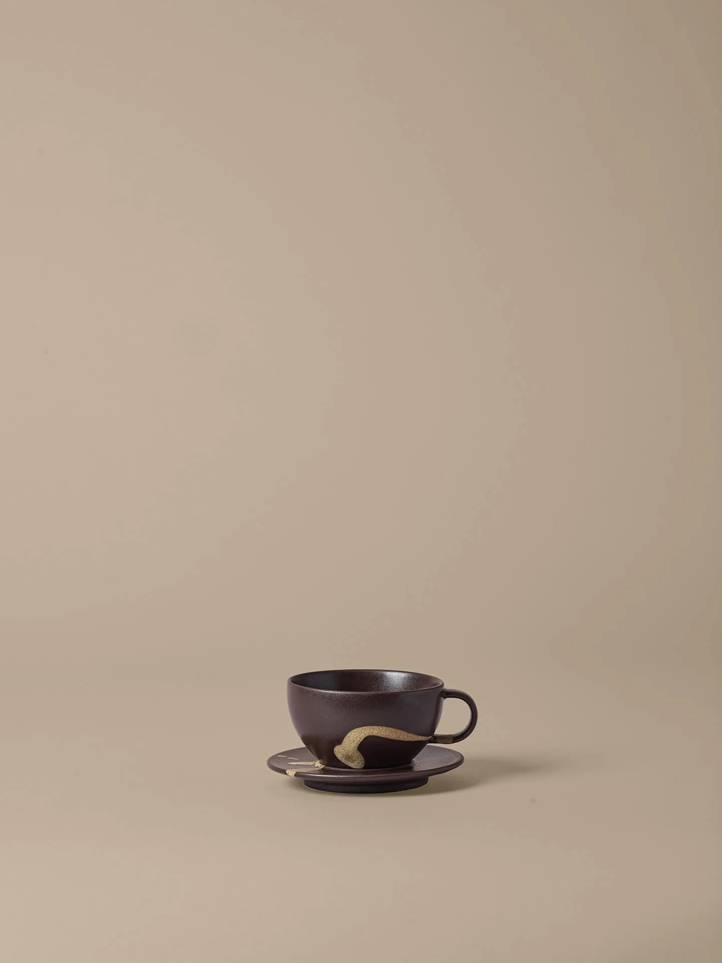 Tazza con piattino Koyo 36 cl, Dark brown-buff Ferm Living