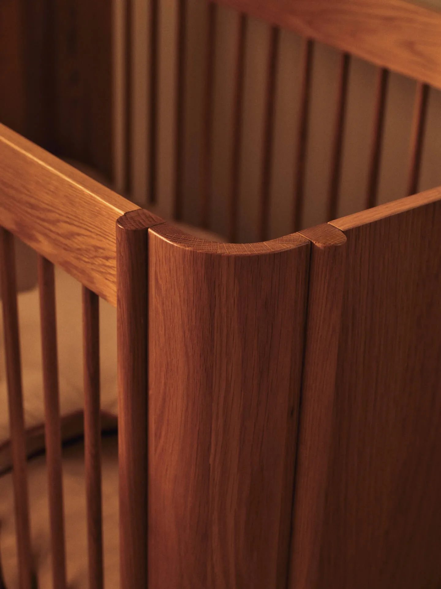 Tilu lettino con sbarre, Rovere naturale, 129×68,5×80 cm Ferm Living