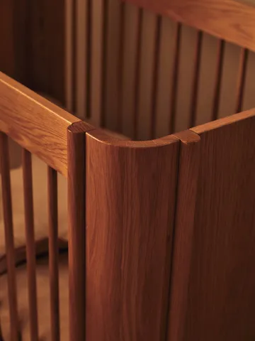 Tilu lettino con sbarre - Rovere naturale, 129×68,5×80 cm - Ferm Living