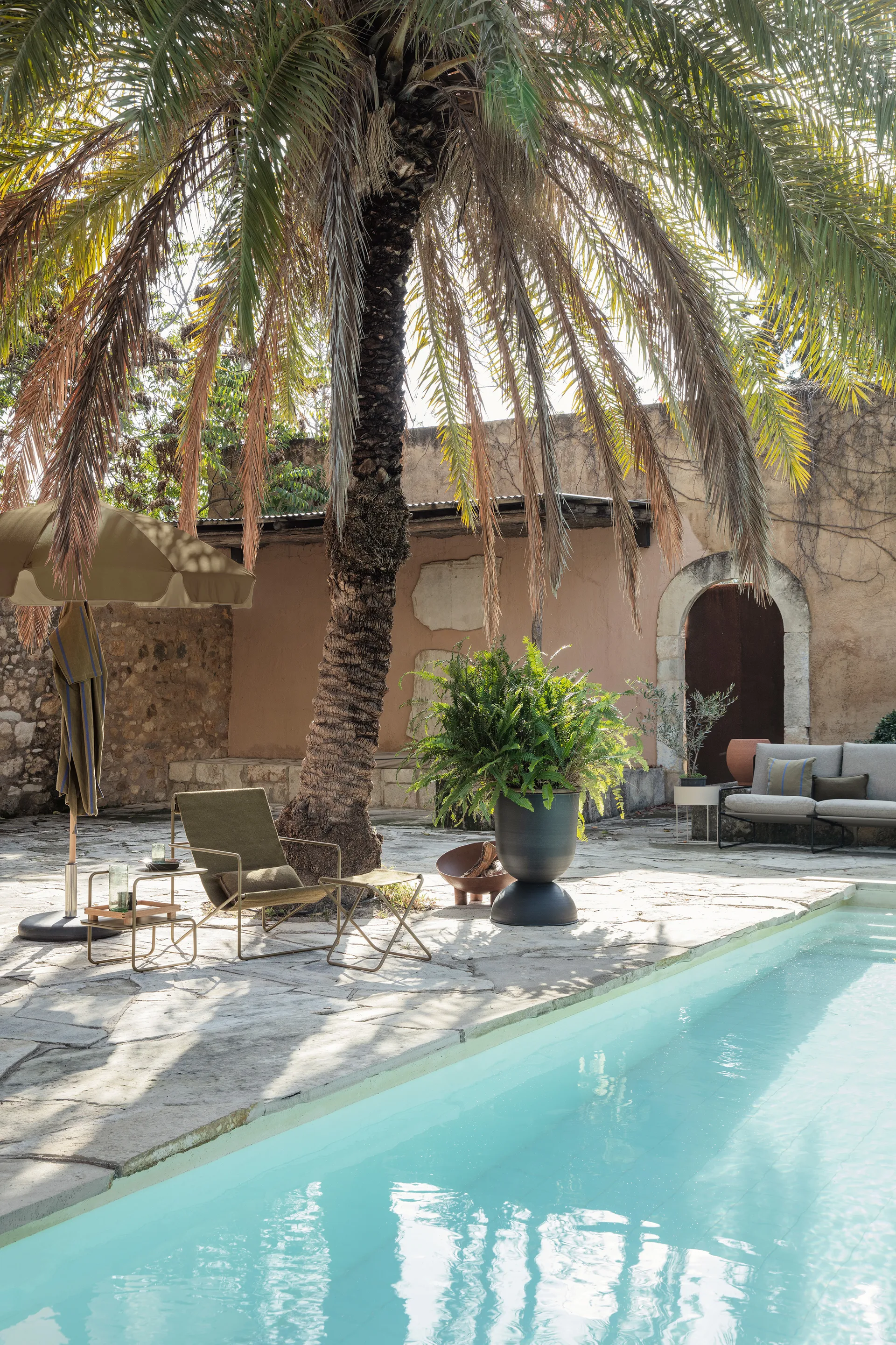 Vaso da fiori Hourglass grande, nero-grigio scuro Ferm Living