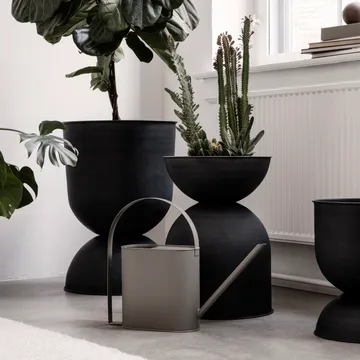 Vaso da fiori Hourglass medio Ø40 cm - nero-grigio scuro - Ferm Living