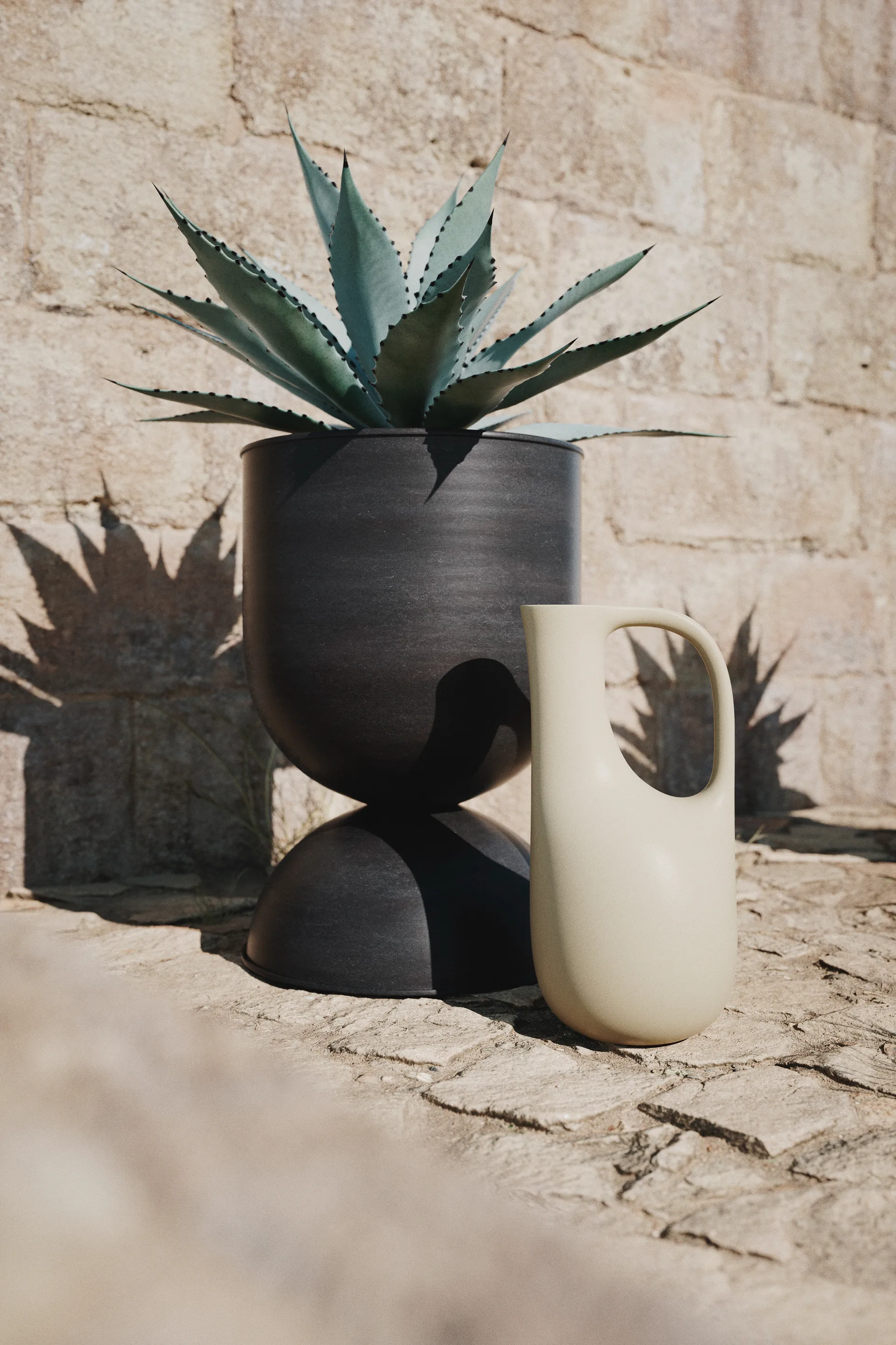 Vaso da fiori Hourglass medio Ø40 cm, nero-grigio scuro Ferm Living