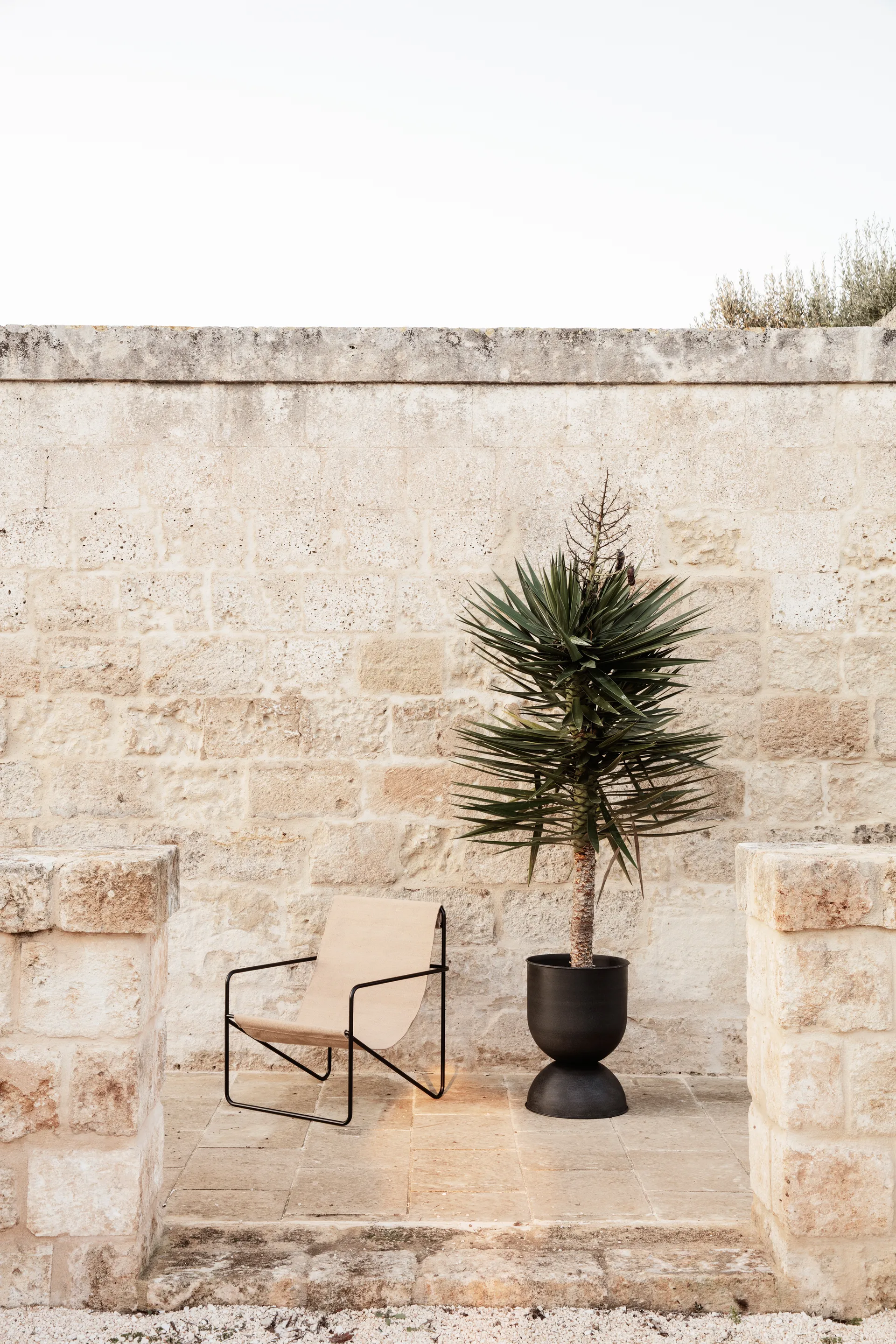 Vaso da fiori Hourglass medio Ø40 cm, nero-grigio scuro Ferm Living