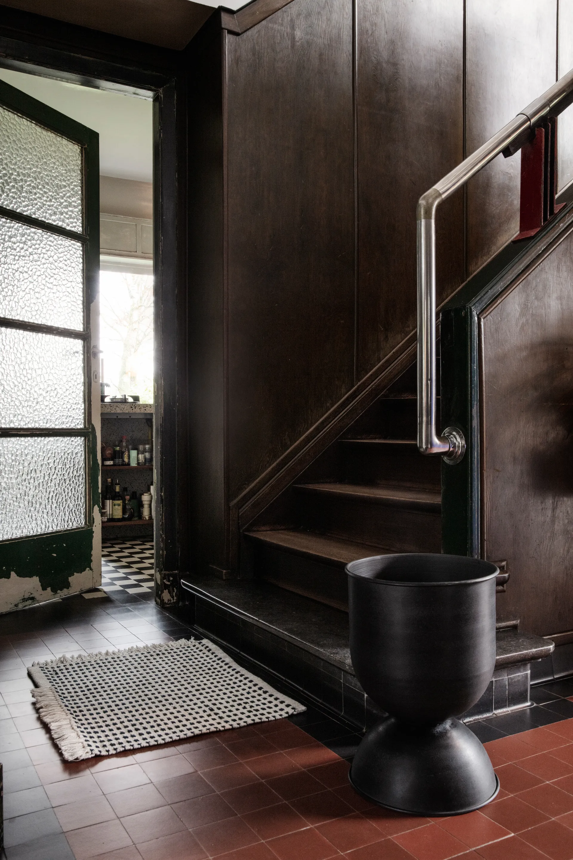 Vaso da fiori Hourglass medio Ø40 cm, nero-grigio scuro Ferm Living