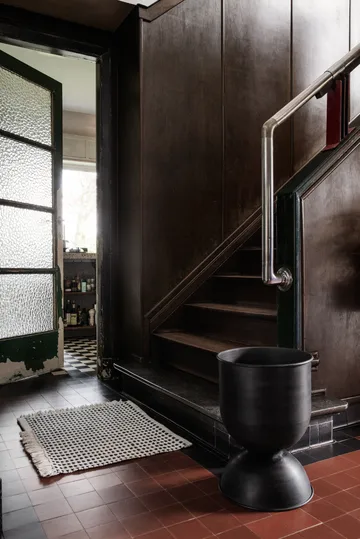 Vaso da fiori Hourglass medio Ø40 cm - nero-grigio scuro - Ferm Living