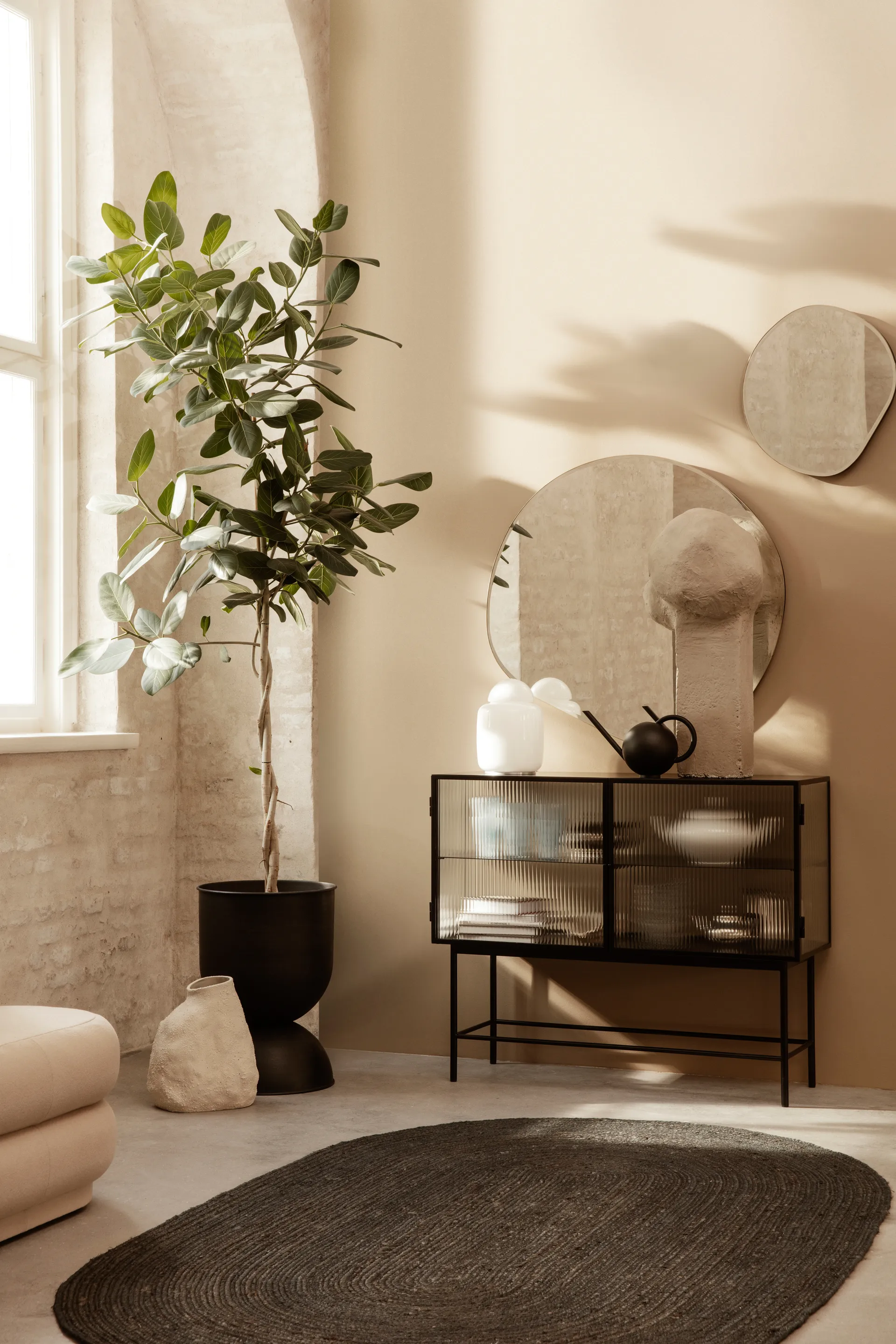 Vaso da fiori Hourglass medio, nero-grigio scuro Ferm Living