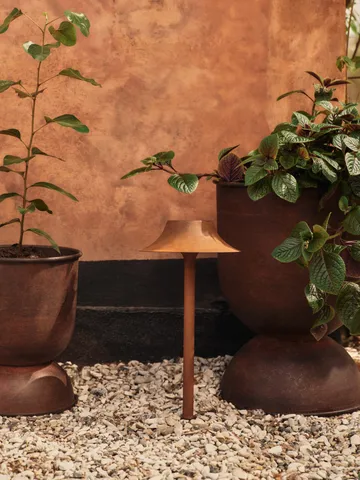 Vaso da fiori Hourglass piccolo Ø30 cm - Ruggine - Ferm Living