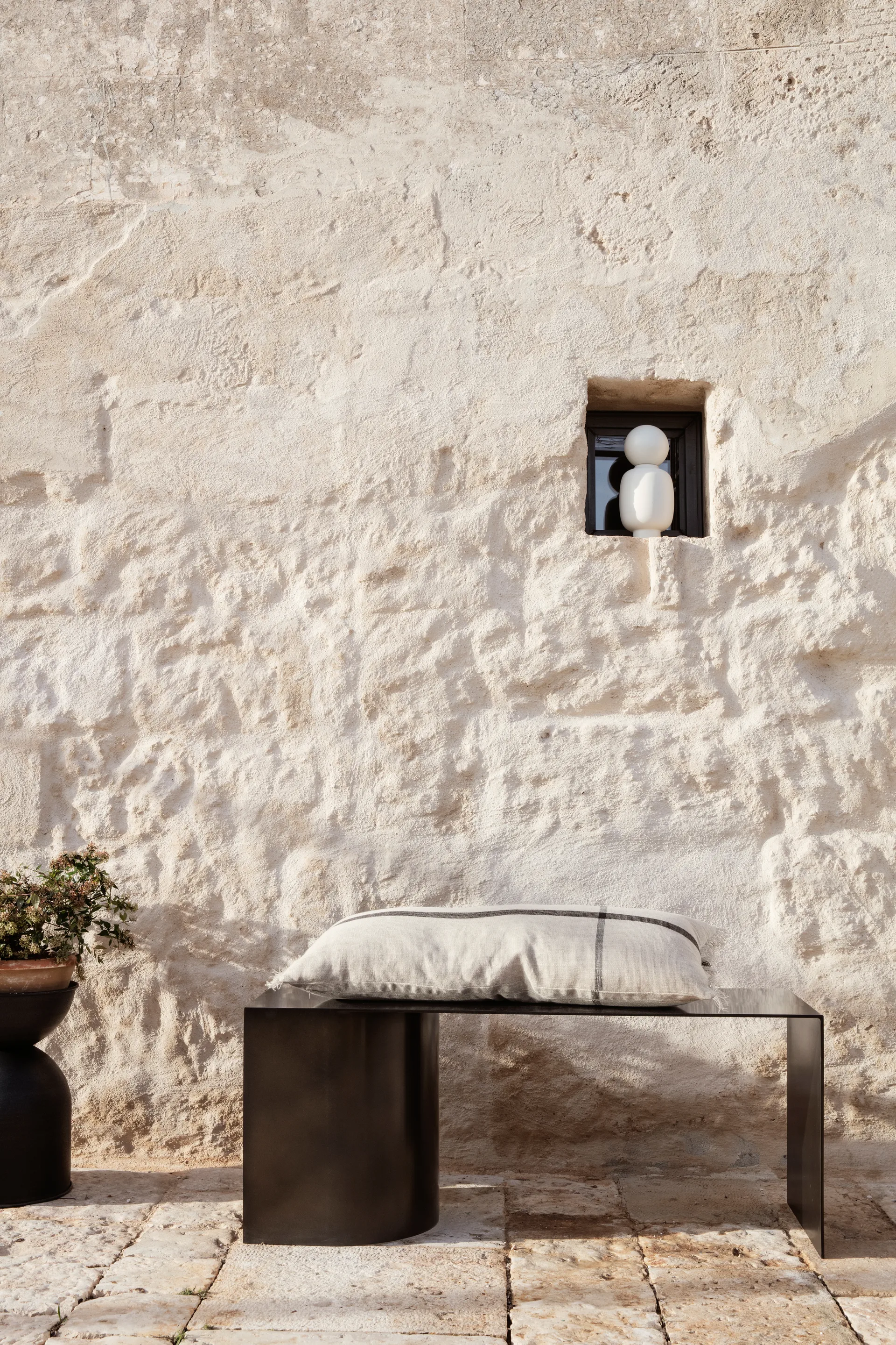 Vaso da fiori Hourglass piccolo, nero-grigio scuro Ferm Living