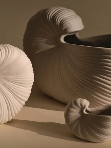 Vaso da fiori Shell - Off-white, 23x11,5x16 cm - Ferm Living