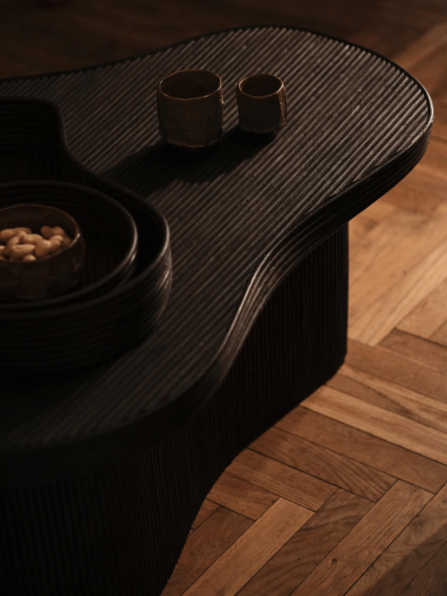Vassoio Isola, 2 pezzi, Scuro tinto Ferm Living
