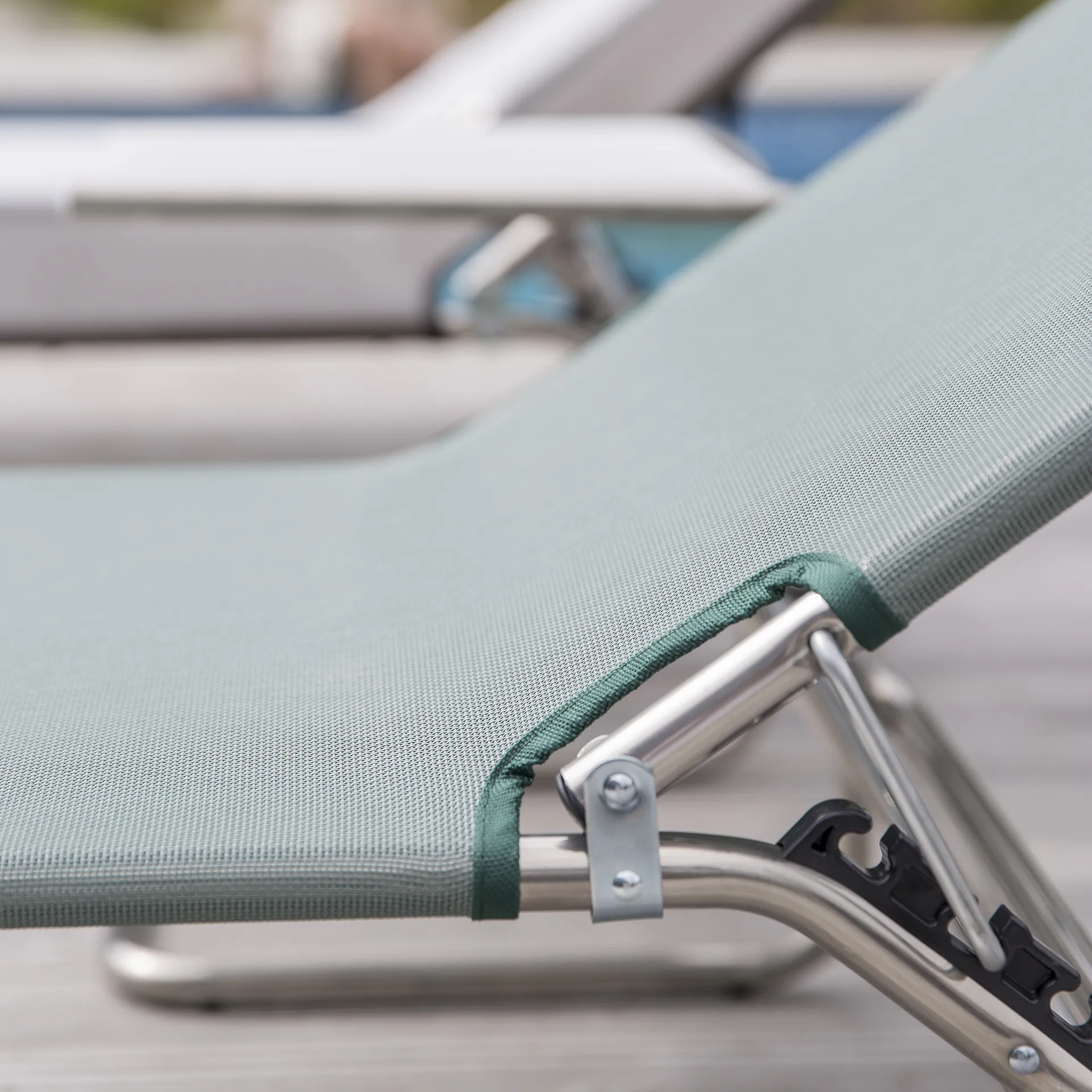 Lettino prendisole Amigo, Tessuto verde salvia-alluminio Fiam