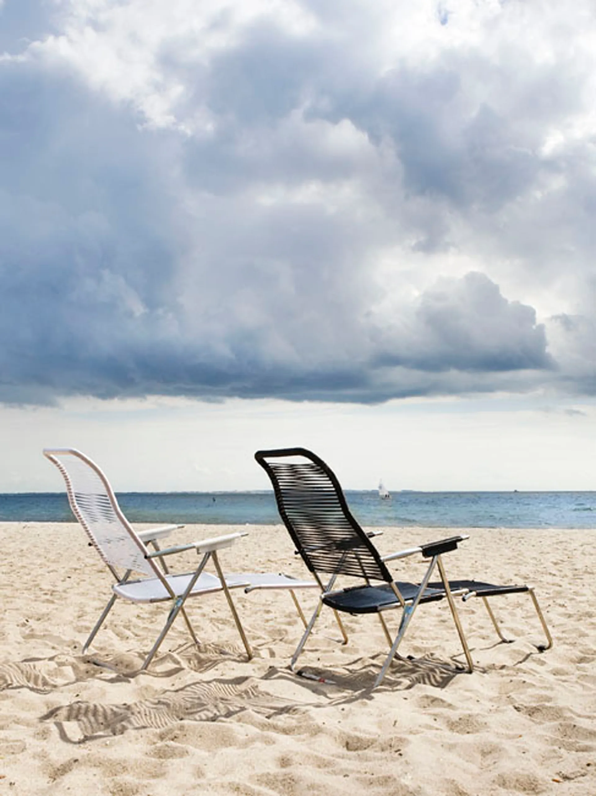 Lettino prendisole Spaghetti con poggiapiedi, Nero Fiam