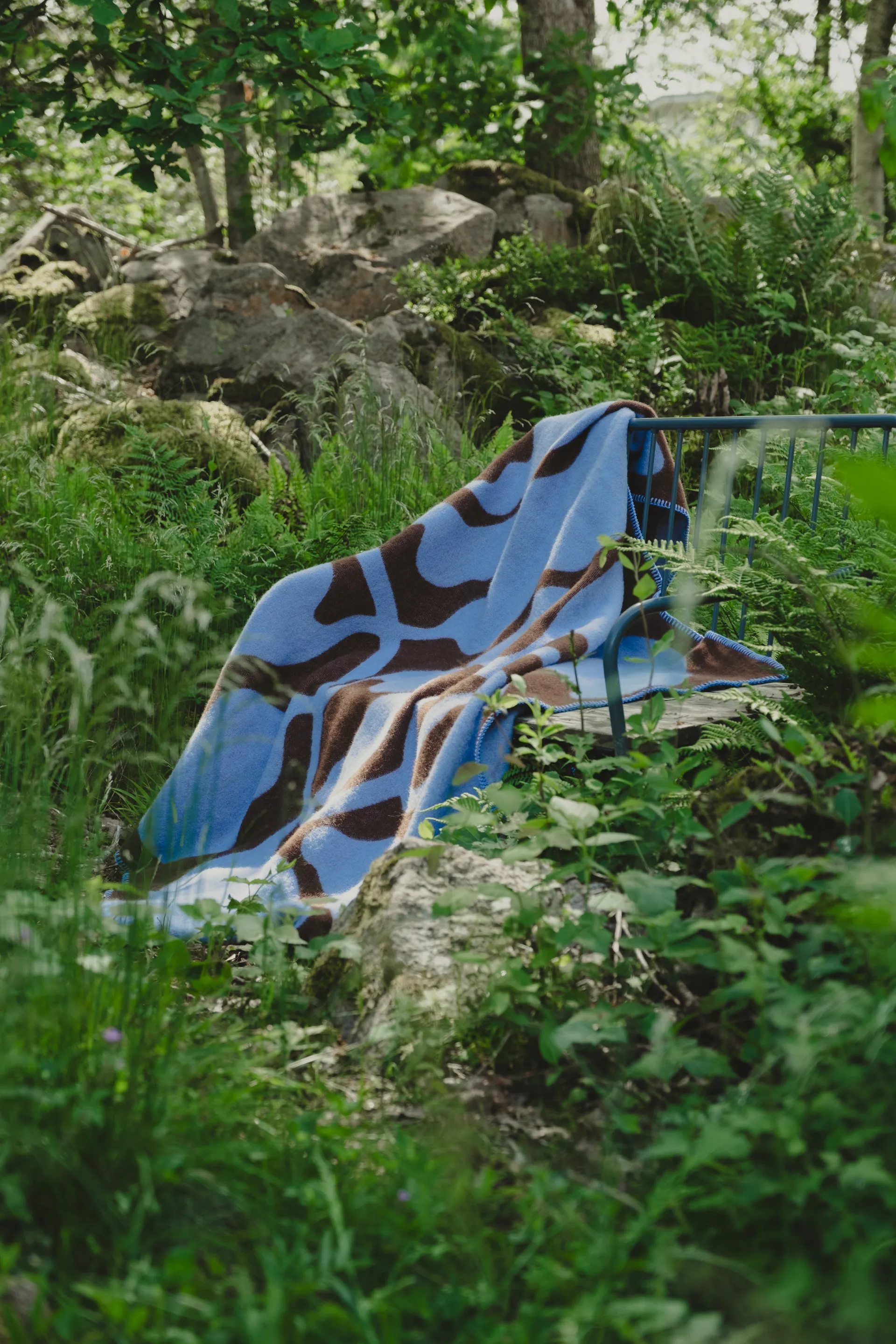 Coperta Leaves 130x180 cm, Blu-Marrone Fine Little Day