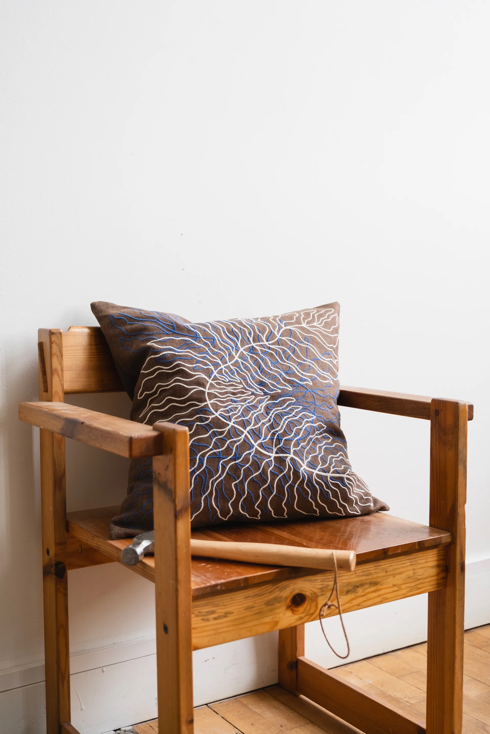 Copricuscino Leaves ricamato 48x48 cm, Marrone Fine Little Day