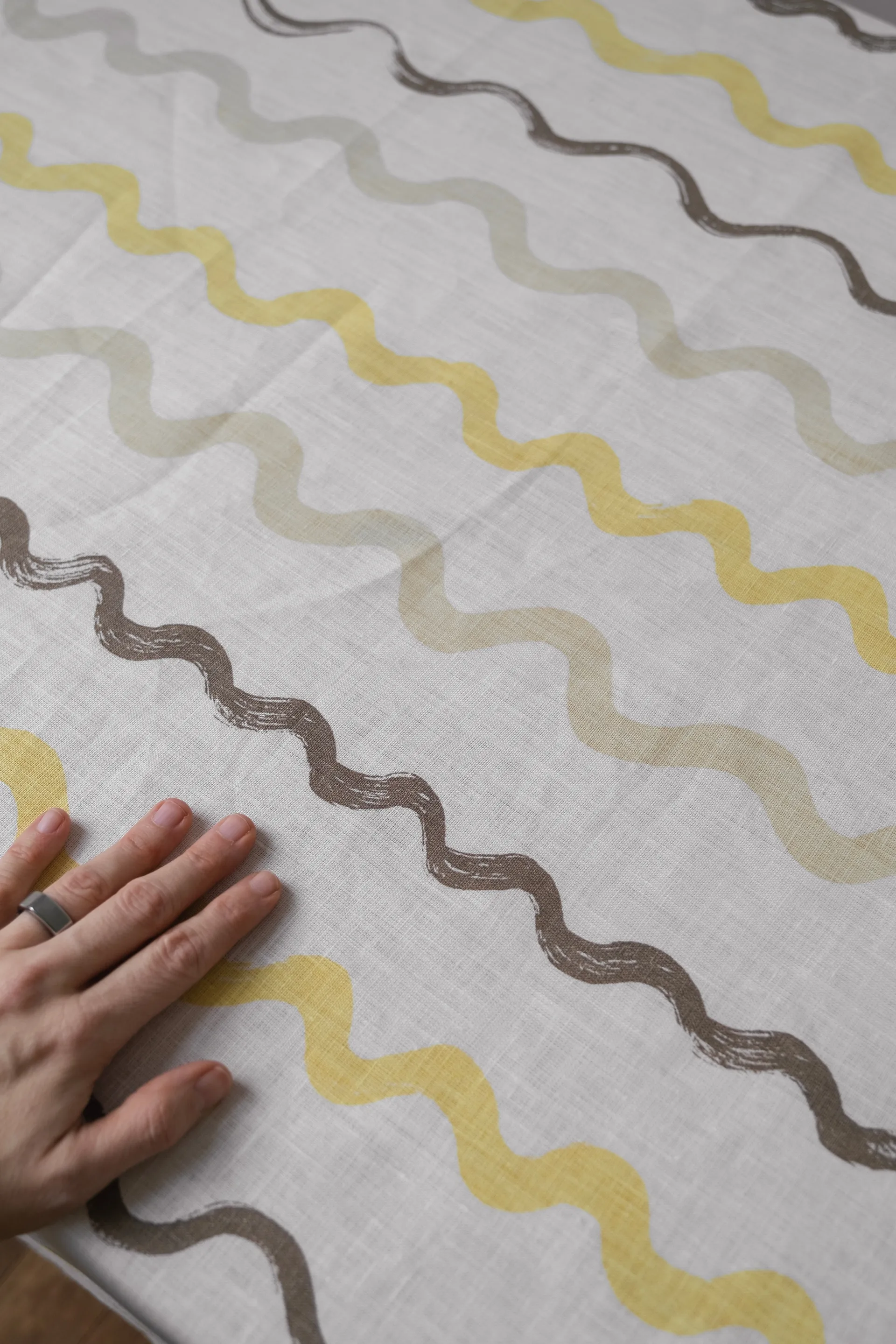 Tovaglia Randig 149x250 cm, Bianco, giallo Fine Little Day