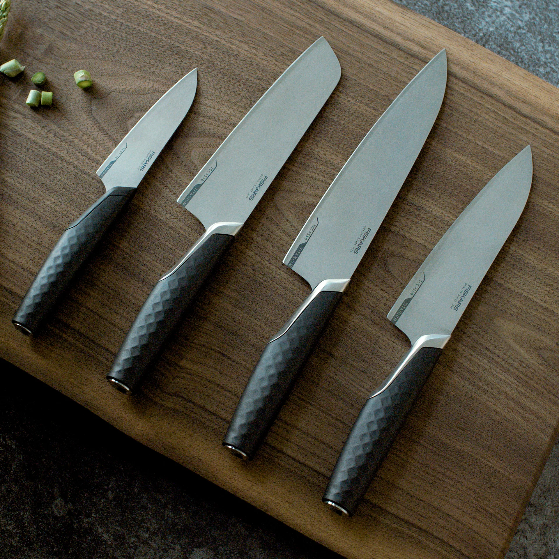 Coltello Santoku Titanium 16 cm, Nero Fiskars