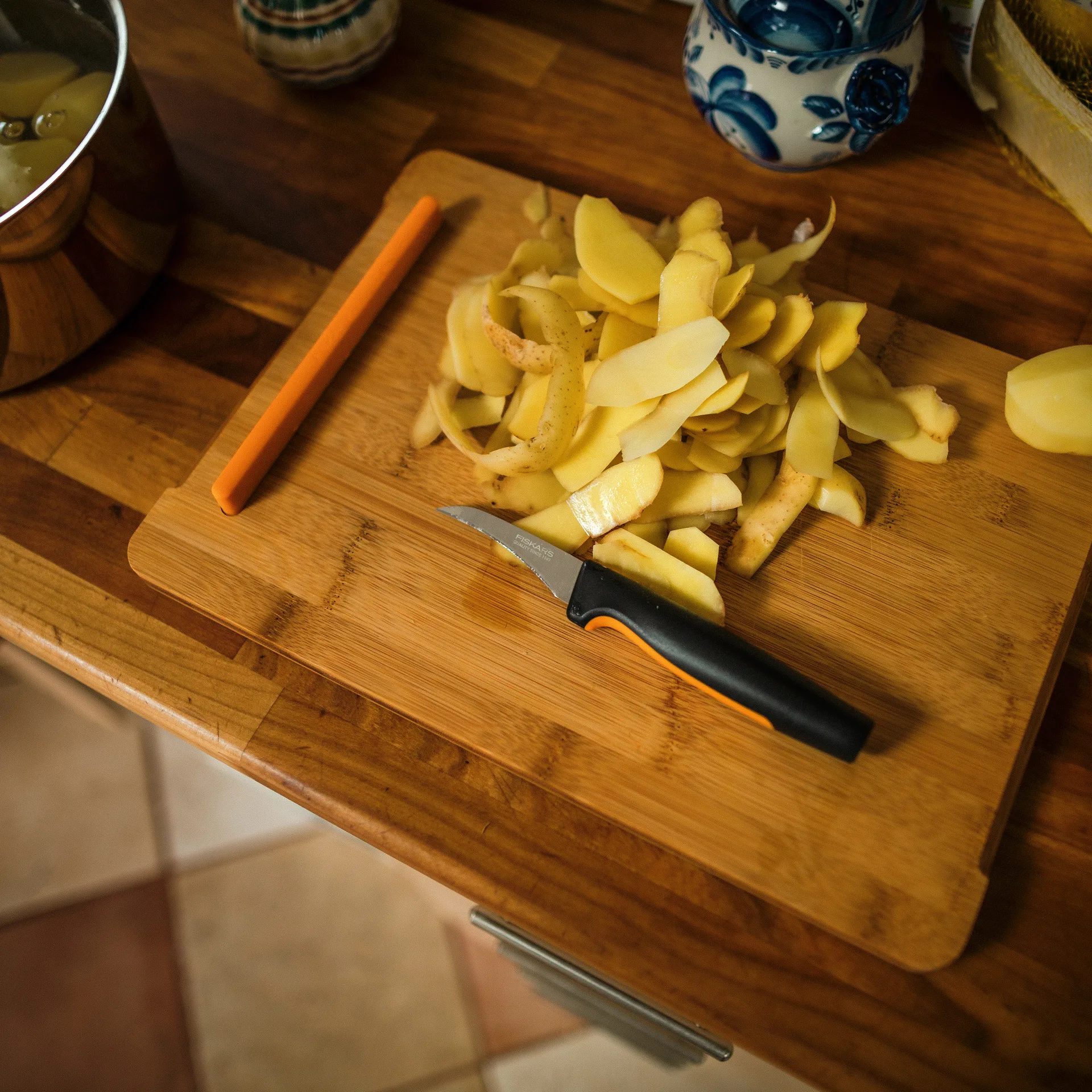 Coltello spelucchino curvo Functional Form, 7 cm Fiskars