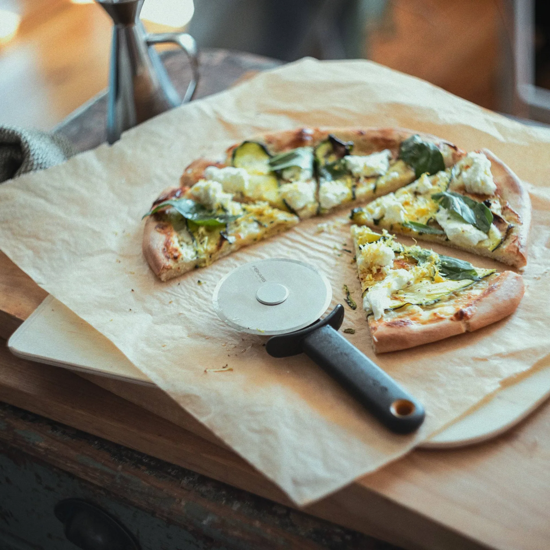 Functional Form rotella per pizza, Nero, con protezione lama Fiskars