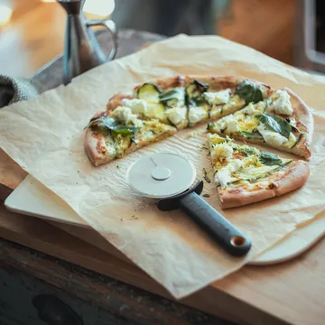 Functional Form rotella per pizza - Nero, con protezione lama - Fiskars