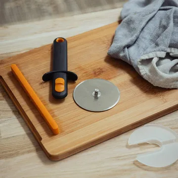 Functional Form rotella per pizza - Nero, con protezione lama - Fiskars