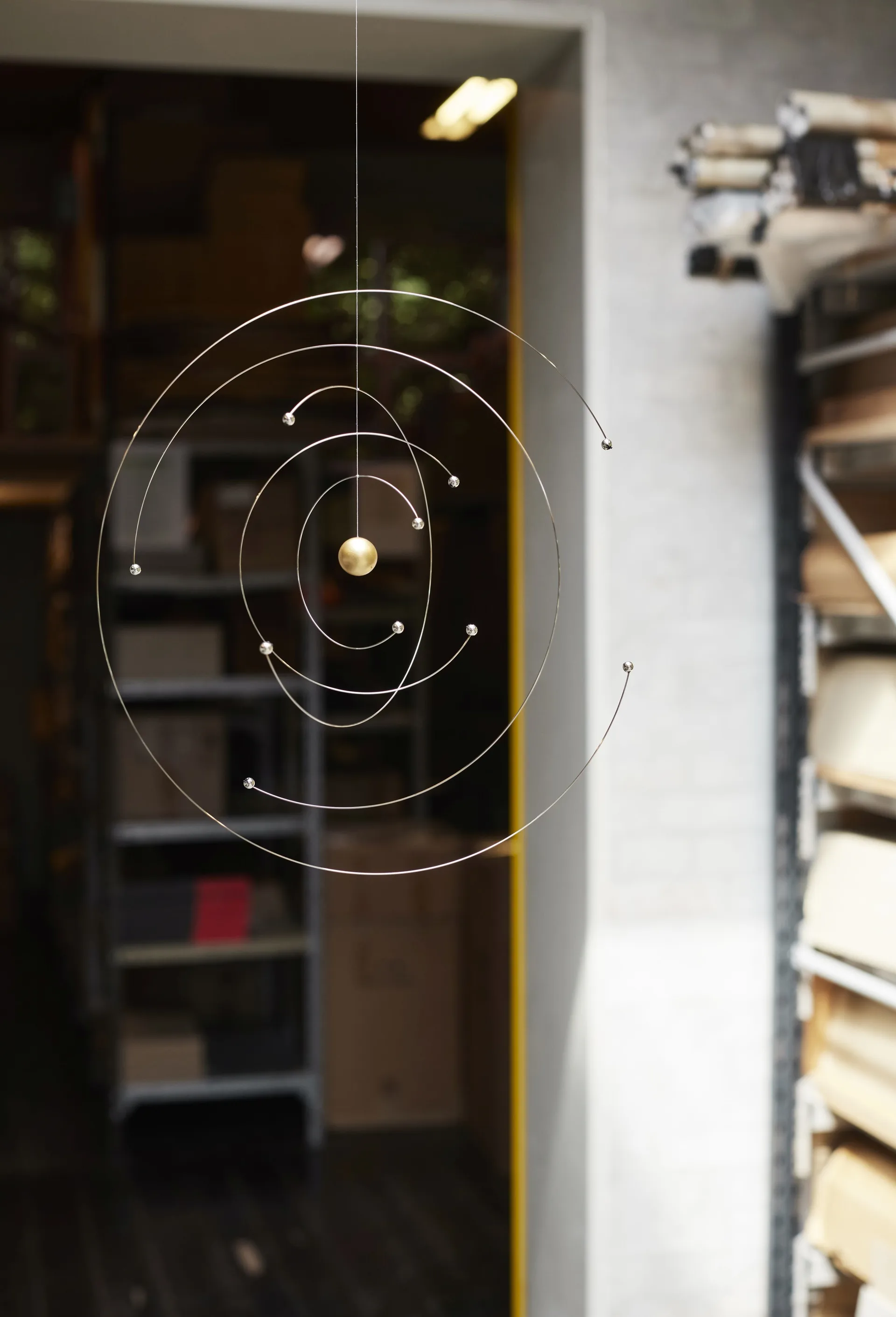 Giostrina Niels Bohr Atom Model, multicolore Flensted Mobiles