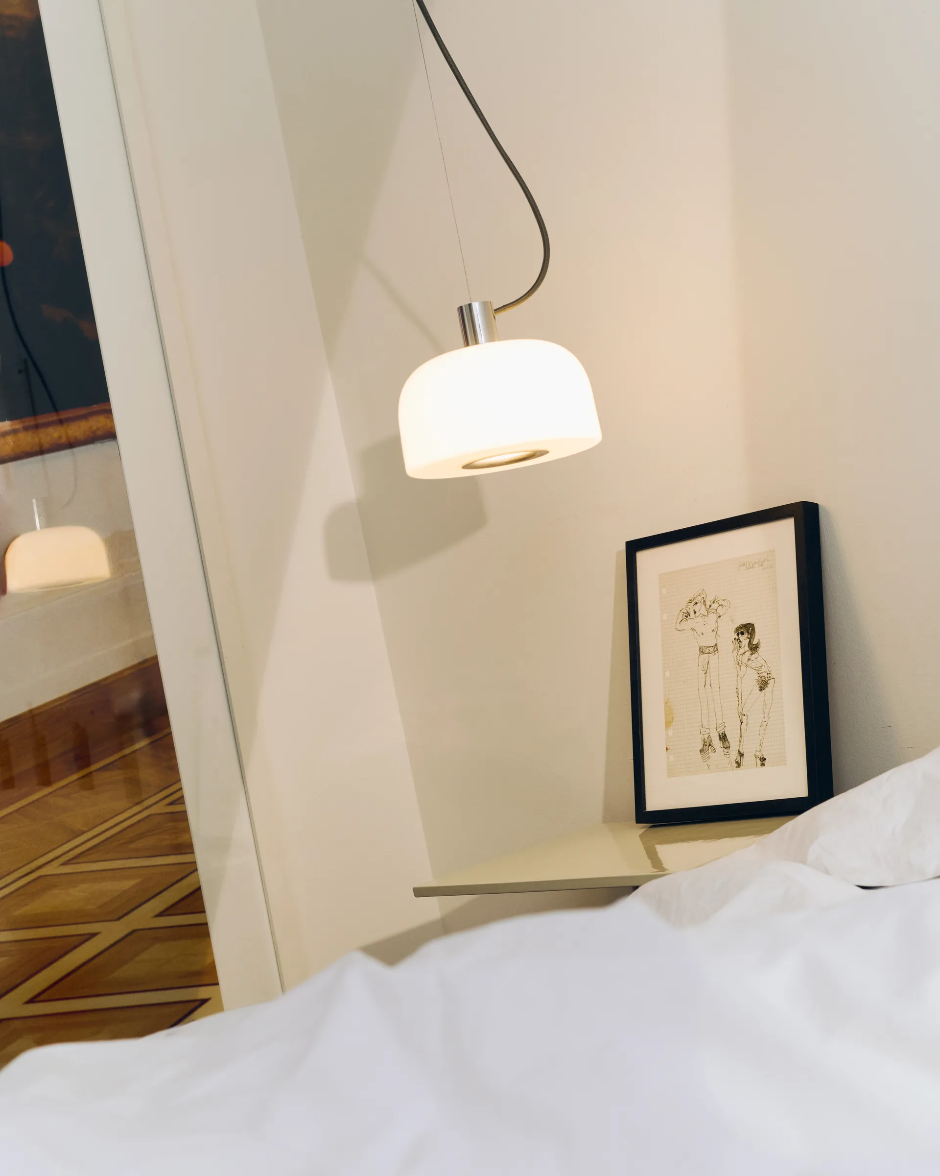 Lampada a sospensione Bellhop Glass S1, Bright aluminum Flos